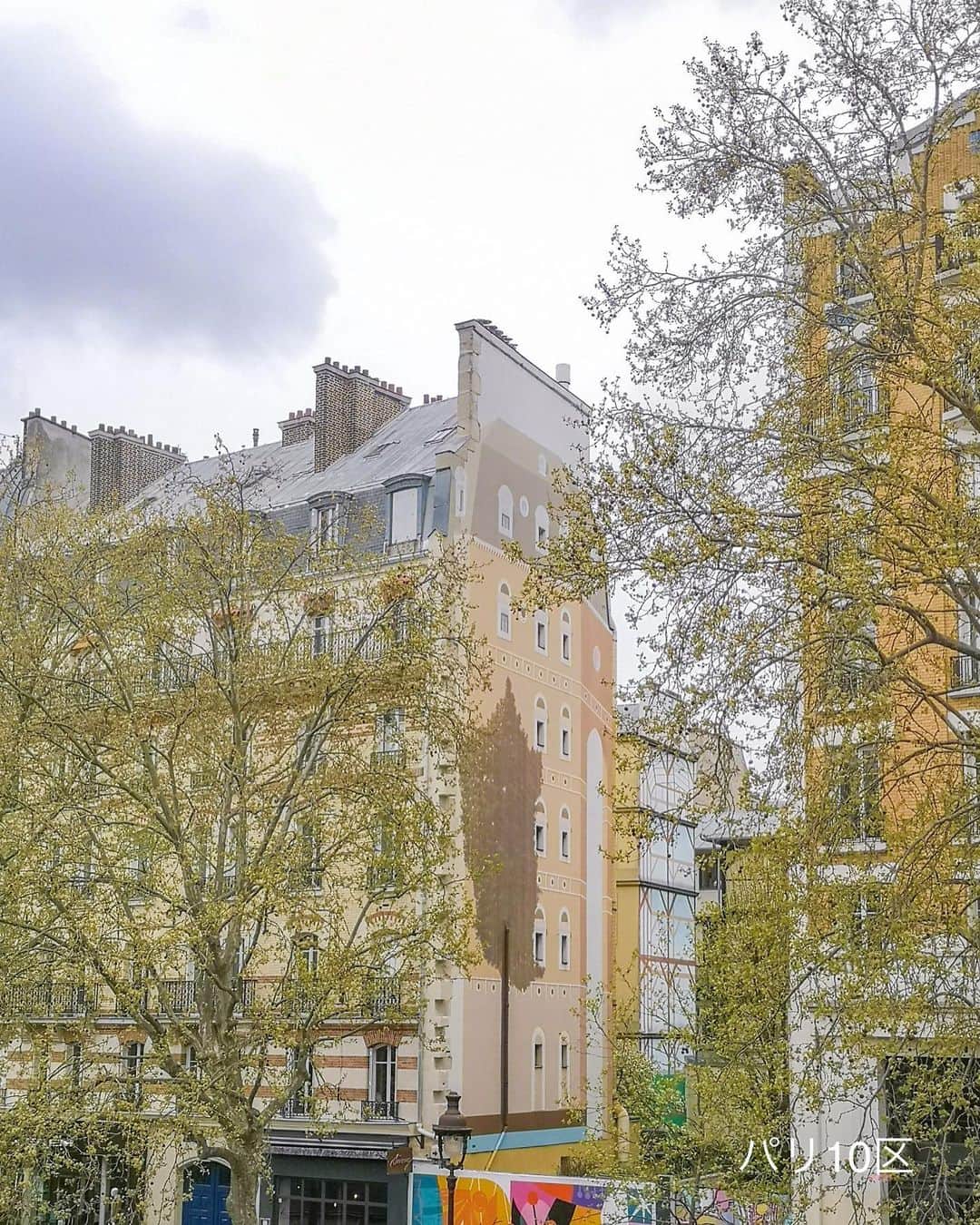 Orangina オランジーナ公式さんのインスタグラム写真 - (Orangina オランジーナ公式Instagram)「Bonjour🇫🇷  パリの街に溶け込む様々なストリートアート🎨 今回は、フランス語でtrompe l’oeilトロンプ ルイユ と言われる〈だまし絵〉をいくつか巡ってみました😃  20区、2000年に完成したフレスコ画は 19世紀のクラシックな建物と近代建築の間の壁に 描かれています🖼️ 梯子を登って猫を救出している様子は まるでその奥にも空間が広がっているかのようです⭐️  他にも男性が登っている階段が 空に続いているように見えたり☁️ 窓の中にどんな空間が広がっているのか 想像を掻き立てられる作品があったり🪟  様々な場所にちりばめられたトリックアート パリを歩く楽しみがまた増えました😊  #orangina #oranginaairy #france #soda #オランジーナ #フランス生まれ #炭酸飲料 #フランス #オレンジ #休憩 #withオランジーナ #トリックアート #trompeloeil #だまし絵 #ストリートアート」4月21日 17時12分 - orangina_jp