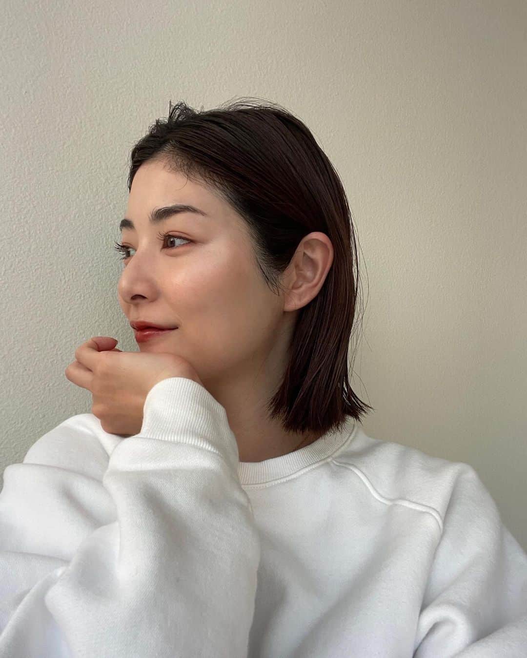 青谷優衣のインスタグラム：「元気な肌でいるために一番はやっぱり食べるもの🍎🥕✨だけど  最近使って本当に良い美容液があったので、ご紹介。  一つ目は有名すぎる YSLピュアショットナイトセラム  これを使った翌日は血色も良いし、ぐっすりよく寝た日の肌！になります。もう大好きです。  そしてもう一つのお気に入り美容液 マクセリーピケ  こちらはヒト幹細胞美容液なのだけど、天然のハリ成分が入っているので、塗るとチクチクします。 次の日、びっくりするくらい肌がふっくら元気になってます。  30代に入って気になる部分が増えてきたので、変化を感じる化粧品に出逢えるとうれしい❤️‍🔥  #急なオススメ #美容液 #yslピュアショットナイトセラム #マクセリーピケ」