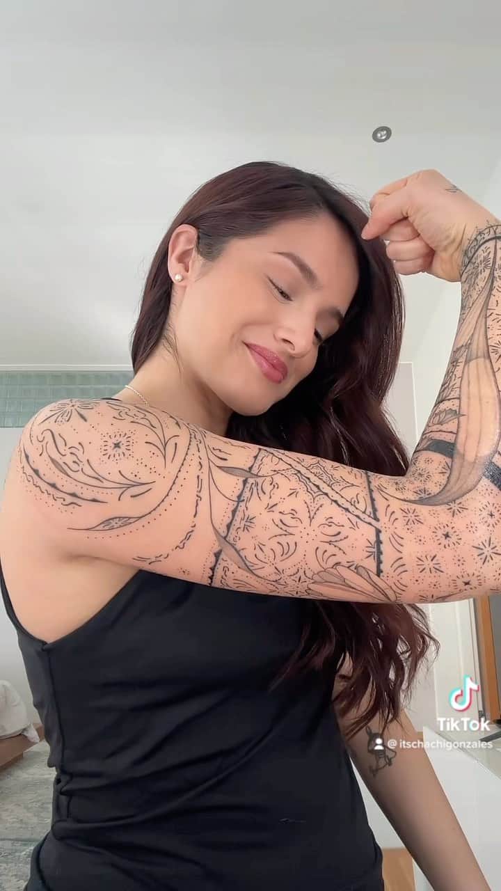 のインスタグラム：「30 hours of tattooing and here we are 😍 To say I’m OBSESSED is an understatement. Thank you @universewithintattoo for always blowing my mind with your talent.」