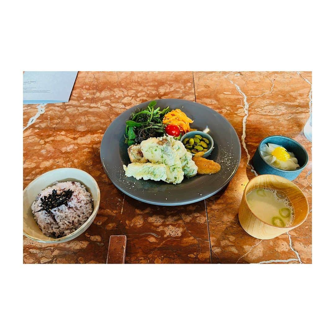 すみれ乃麗さんのインスタグラム写真 - (すみれ乃麗Instagram)「大好きなこの方と、身体に優しいランチを頂きながら、宙組大劇場千秋楽の感想について語らう会♡  @hiroyuumitomo   はれぱわっ♡のお陰で、当日は快晴でしたね✨退団者のみなさんの新たな一歩を後押ししているような、、愛に溢れた1日でした😇  私は配信も最後の方しか見られなかったけど、ともさんから当日の様子を事細かに伺って（楽屋には入れないので、主に劇場での事ですが）ますます東京公演への気持ちが高まりました🪐  この3日間？とっても暖かいですね🌞時には暑いくらい💦 来週は気温が下がる日もあるみたいです💦寒暖差が凄いので、皆様もどうぞご自愛くださいね🥺❣️❣️❣️  宙組のみんなも元気に東京に来られますように♡♡♡  #悠未ひろ さん #すみれ乃麗  #宙組 #宙組愛  #宙組最高」4月21日 17時17分 - reisumireno