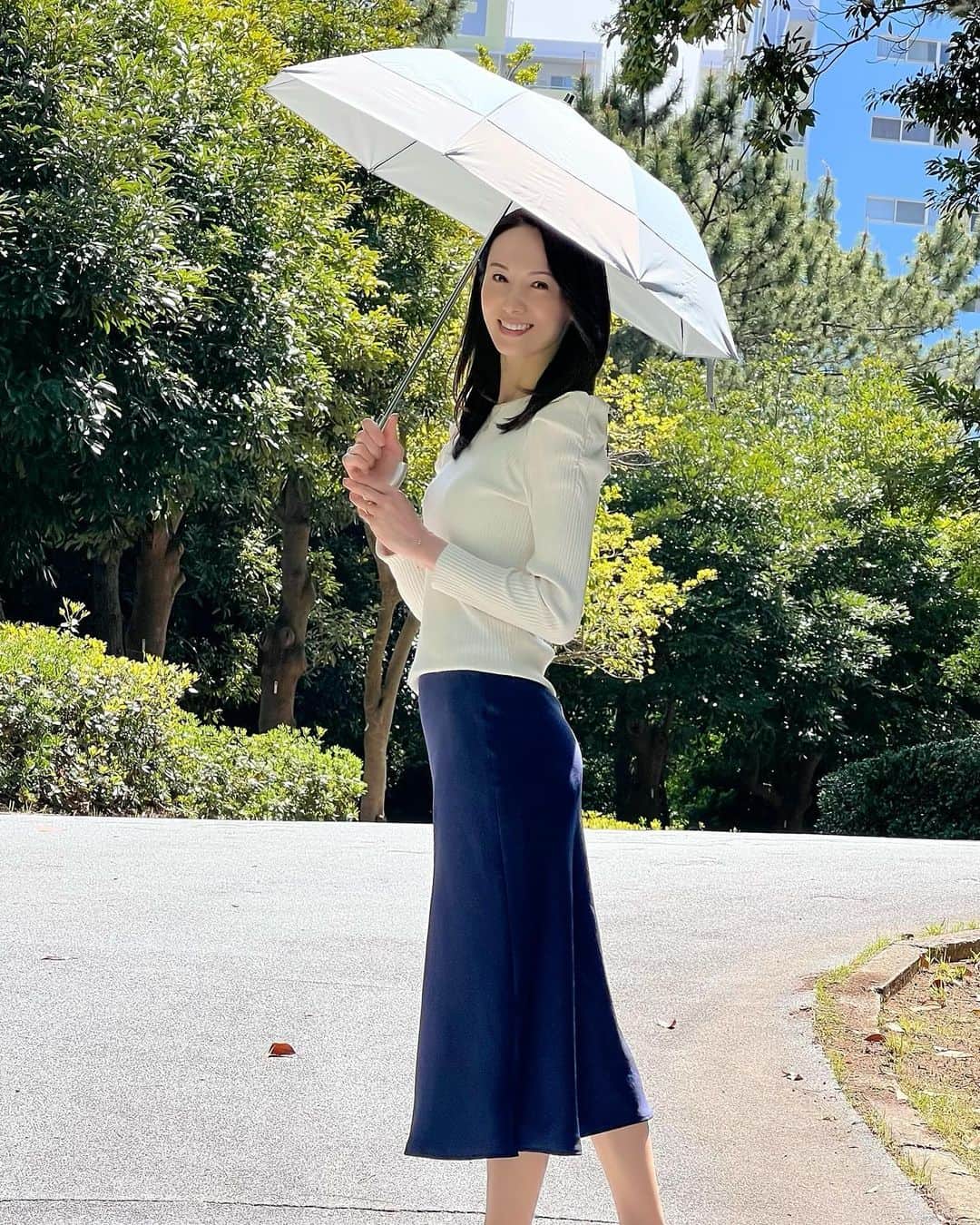 駒田奈美さんのインスタグラム写真 - (駒田奈美Instagram)「・ ・ ・ 『美STオリジナル日傘』 ・ ・ 毎年発売するたびに大人気の美STオリジナルの日傘 ・ 今年は @be_story_official とムーンバットとのコラボが 実現しました！ ・ ・ この美STオリジナル日傘は 日傘の重要ポイントである UVの遮蔽、遮光、遮熱効果はもちろん 軽くて持ち運びしやすく、開閉が楽なので ストレスなし！ ・ しかも、裏地が白なので顔映りもよく パッと明るい肌に見えるんです ・ しっかり守りつつレフ板効果ありの日傘です♪ ・ ・ デザインは3種類 ・ ⭐︎エレガントでフェミニンな印象の「パール付き」のもの ⭐︎太めの「グログラン」リボンがポイントの 上品カラーのもの ⭐︎私が手にしているバイカラー」のもの ・ ・ 雨の日も使えるオールウェザーパラソルなので 急な雨でも安心ですよ ・ ・ ・ #美STオリジナル日傘#日傘女子#日傘コーデ#晴雨兼用傘 #軽量傘#フワクール#美st #美肌#紫外線対策#日焼け対策 #駒田奈美#モデル#アラフィフ#美魔女」4月21日 17時17分 - nami.komada