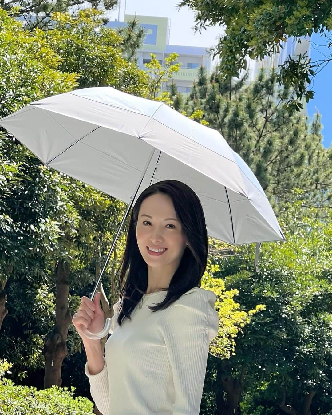 駒田奈美さんのインスタグラム写真 - (駒田奈美Instagram)「・ ・ ・ 『美STオリジナル日傘』 ・ ・ 毎年発売するたびに大人気の美STオリジナルの日傘 ・ 今年は @be_story_official とムーンバットとのコラボが 実現しました！ ・ ・ この美STオリジナル日傘は 日傘の重要ポイントである UVの遮蔽、遮光、遮熱効果はもちろん 軽くて持ち運びしやすく、開閉が楽なので ストレスなし！ ・ しかも、裏地が白なので顔映りもよく パッと明るい肌に見えるんです ・ しっかり守りつつレフ板効果ありの日傘です♪ ・ ・ デザインは3種類 ・ ⭐︎エレガントでフェミニンな印象の「パール付き」のもの ⭐︎太めの「グログラン」リボンがポイントの 上品カラーのもの ⭐︎私が手にしているバイカラー」のもの ・ ・ 雨の日も使えるオールウェザーパラソルなので 急な雨でも安心ですよ ・ ・ ・ #美STオリジナル日傘#日傘女子#日傘コーデ#晴雨兼用傘 #軽量傘#フワクール#美st #美肌#紫外線対策#日焼け対策 #駒田奈美#モデル#アラフィフ#美魔女」4月21日 17時17分 - nami.komada