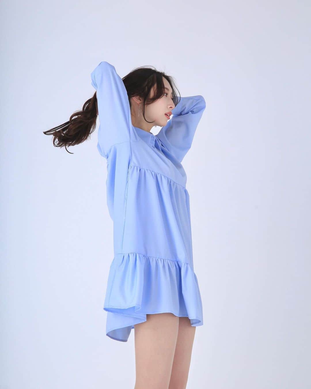 瀬名ひなののインスタグラム：「☁️👕  自分ではなかなか選ばない服を衣装に着ると面白い💭 ヒールは脚綺麗に見せてくれるからいいね✔️  #宣材写真 #宣材撮影 #シャツワンピース #シャツコーデ」