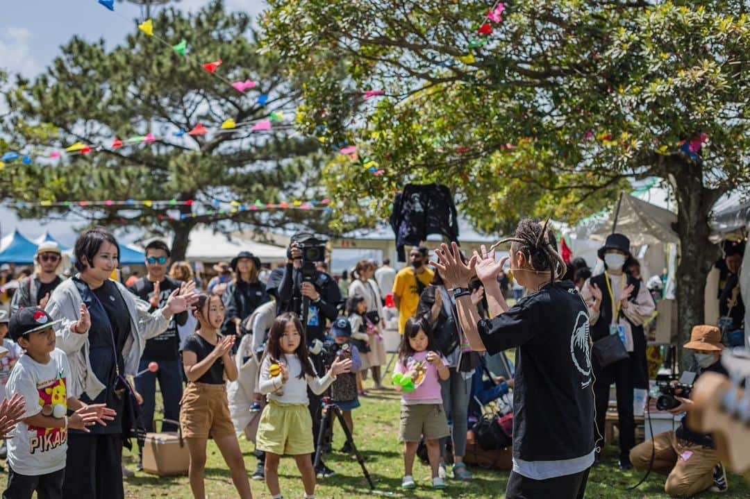 DRI-Vさんのインスタグラム写真 - (DRI-VInstagram)「WALK INN FES!2023🌋の思い出 今年は初の @bounce_kagoshima さんとの けん玉コラボワークショップをしたり、 新たにMPCが導入され ベースの @nurture_st さんが加わってくれて 音圧が増して新しい試みができました！ そして会いたかった方々にも 嬉しい再会ができました！  そして @tas.hiro と2人で初めたワークショップに初期の頃から参加してくれていた方に赤ちゃんが誕生していてWALK INN FESでまた再会できたのも感動しました〜！ 年々グレードアップしている最高なFES ！！今年もたくさんの笑顔を見させて頂きました WALK INN FESの皆様 関わってもらった全て方々に感謝です ありがとうございました😁✨ @eightbeat2021 @hc_gee  #僕らの街は僕らで創る　 #walkinnfes  #dri_vcoordinationdance」4月21日 17時24分 - dri_v_dance