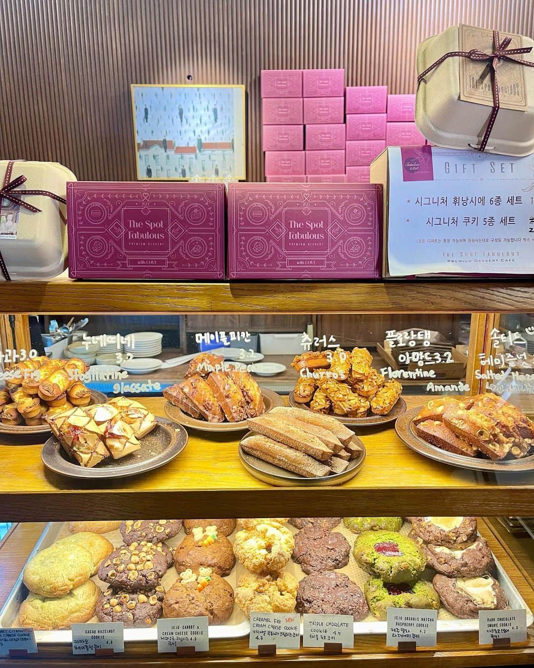 MOEさんのインスタグラム写真 - (MOEInstagram)「📍the spot fabulous/明洞   台湾大使館だった建物をリノベーションしてカフェになったお店☕️  ケーキが美味しいと有名みたいで、バスクチーズケーキとティラミスを注文しました📋  韓国はお洒落なカフェがたくさんあるから色々巡ってみたいです🤎✨  #더스팟패뷸러스 #thespotfabulous #明洞カフェ #韓国カフェ #韓国旅行」4月21日 17時25分 - m0e_1i7_
