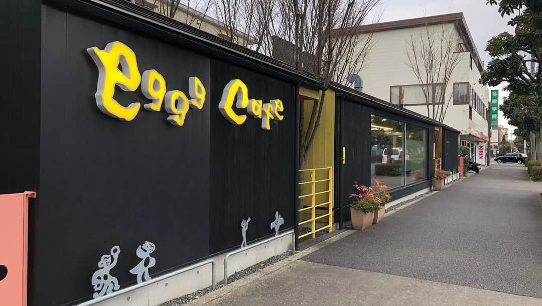 三宅智子さんのインスタグラム写真 - (三宅智子Instagram)「こちらは東京都小平市にある「eggg cafe 小平本店」さんにて、2月に期間限定で提供されていたチャレンジメニュー！  デカ盛りチーズカレーオムライス！  ●卵２０個分使用 ●総重量2.5Kg ●20分以内完食無料 ●失敗　3000円  卵たっぷりオムレツがふわふわで、程よくスパイス効いた甘みのあるカレーとの相性も抜群で最高に美味しかったです！！  卵もカレーも飲める感じなので、急いで食べる事もなく、これは本当に幸せしかないチャレンジメニューでした！  その他追加したメニュー ●濃厚玉子サンド ●厚焼きオムレツサンド ●シュークリーム ●エッグタルト ●プリン  こちらを食べてる動画もYouTubeに公開されてます！  まだ見てない方は、是非ご覧下さいませ！  こちらのチャレンジは期間限定でしたが、通常サイズのオムライスメニューや追加したメニューなど、egggcafeさんは美味しい卵メニューが沢山あるので、皆様、是非食べに行ってみて下さい！  #egggcafe #egggcafe小平本店 #幸せたまご #卵サンド #オムレツサンド #プリン #シュークリーム #エッグタルト #大食い #大食いチャレンジ #チャレンジメニュー #大胃王 #大食い女子 #大食いママ #三宅智子 #三宅智子の大食いtv #youtube #動画公開中」4月21日 17時36分 - tomoko1121m