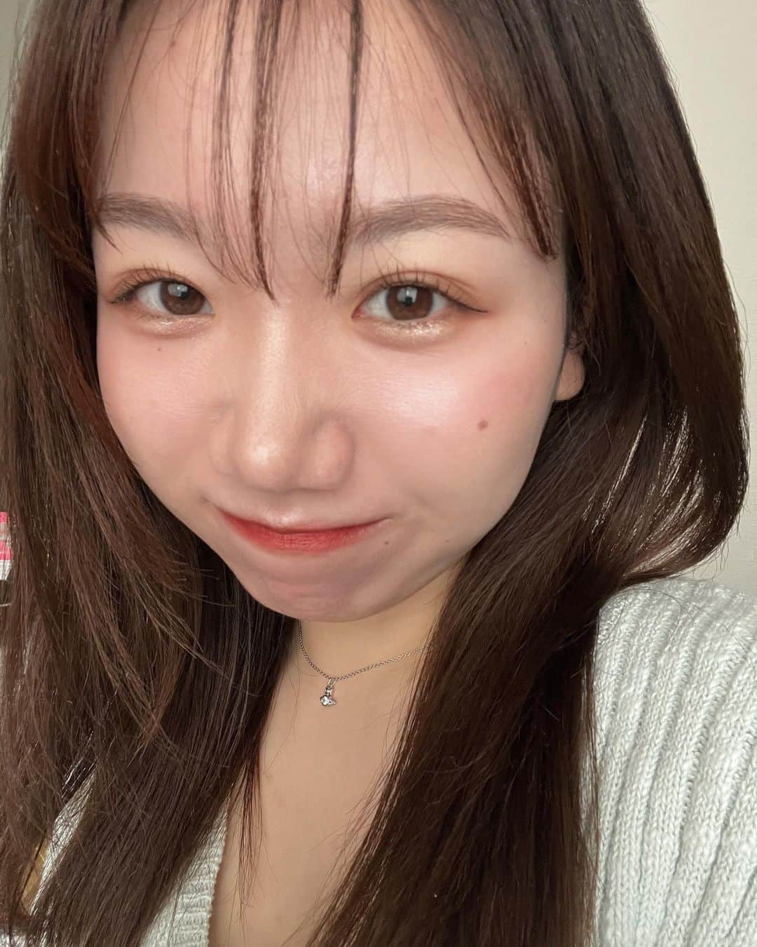 のインスタグラム：「暗く染めた前日の写真✌🏻  そして1ヶ月半ぶりに @iam_chi_na で まつ毛とまつ毛綺麗にしてもらった💞 女の子楽しいなって思う瞬間🤭 . . . #selfie  #ドアップすんまそん」