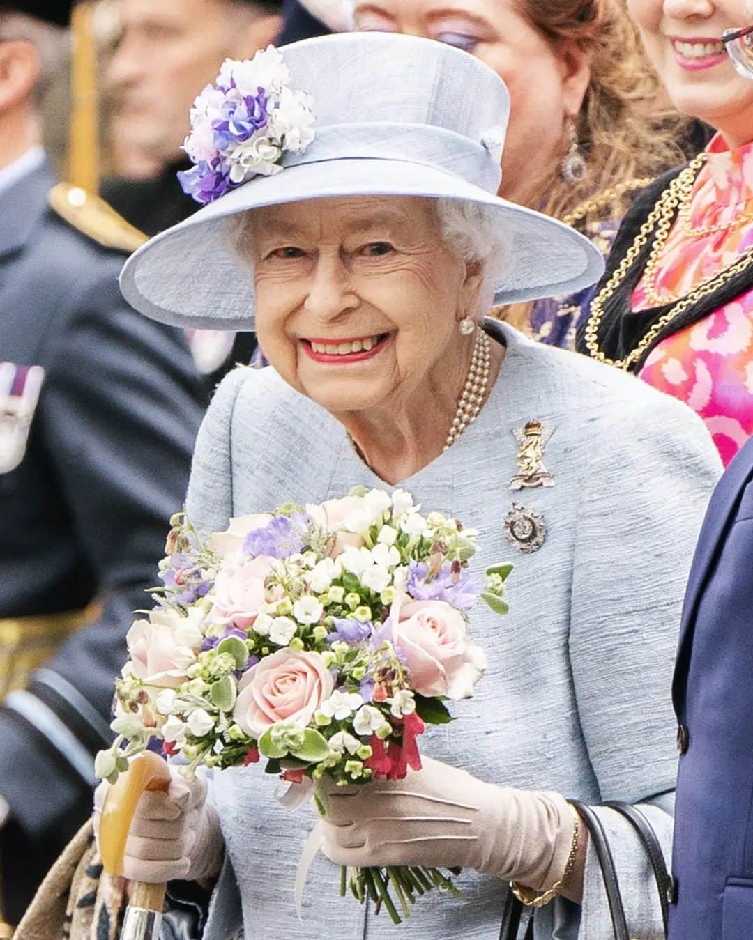 ロイヤル・ファミリーのインスタグラム：「Today we remember the incredible life and legacy of Her Majesty Queen Elizabeth II, on what would have been her 97th birthday.  When Her Majesty was born in April 1926, Princess Elizabeth and her family did not expect that she would one day become Queen. Following the abdication of her uncle King Edward VIII in 1936, her father acceded to the throne.   When King George VI died in February 1952, Princess Elizabeth became Queen Elizabeth II when she was just 25. Her Majesty went on to be Britain’s longest reigning Monarch - the only one in history to celebrate a Platinum Jubilee.  You can find out more about Queen Elizabeth II’s life and legacy on our website - link in bio.」