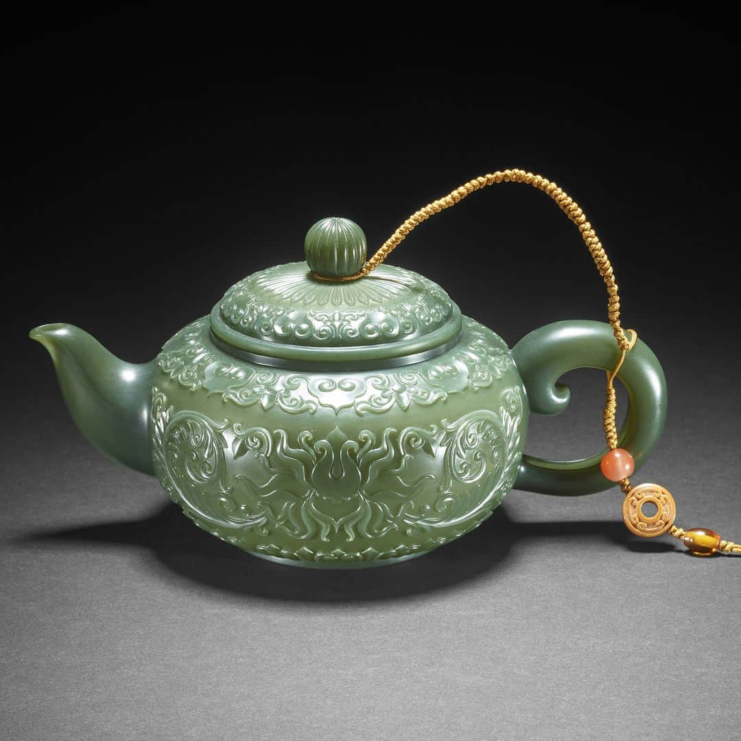 大英博物館さんのインスタグラム写真 - (大英博物館Instagram)「Who’s for tea? ☕  For #NationalTeaDay, we’re sharing this wonderful jade teapot 🍵  Created in 2017 by Chinese jade artist Yu Ting, the carved decoration shows lotus flowers and the branches of Medinilla magnifica or rose grape.  The teapot is so finely made – and its walls are so thin – that some parts are translucent.  Fancy a cuppa at the Museum? Sit back with a brew at one of our cafés, or enjoy an afternoon tea in the Great Court Restaurant – find out more at britishmuseum.org/food-and-drink  🏛 See this object on display in Room 33b – the Selwyn and Ellie Alleyne Gallery.   🔎 Yu Ting (b. 1973), jade teapot decorated with lotus flowers and Medinilla magnifica branches. © Yu Ting, reproduced by permission of the artist.  #BritishMuseum #AfternoonTea #teapot #jade」4月21日 17時30分 - britishmuseum