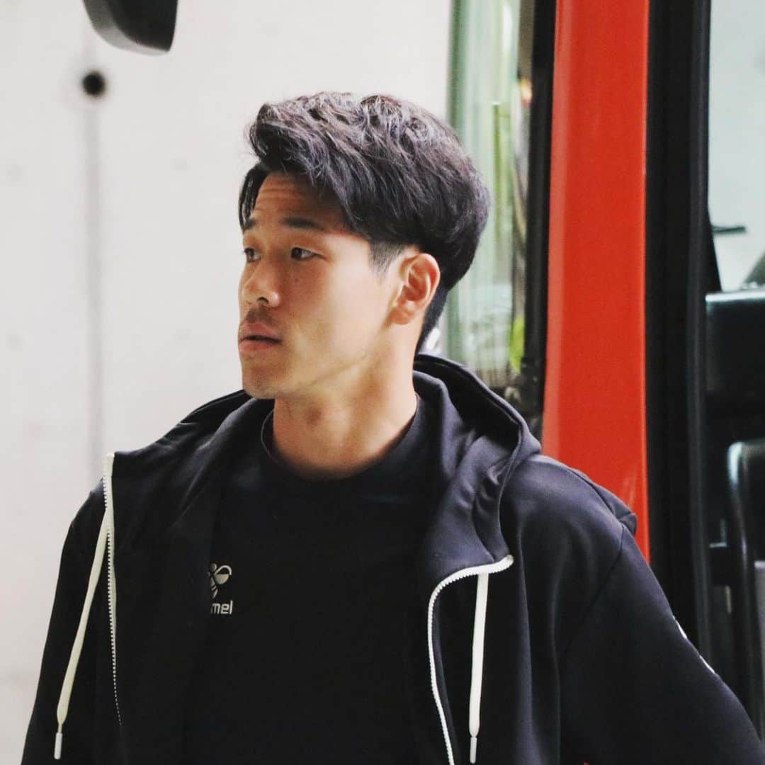 ジェフユナイテッド市原・千葉のインスタグラム：「#4月21日  #第11節  #ロアッソ熊本 戦 #19時キックオフ ⚽️  チームバスが到着🚌  メンバーの確認はこちら💁‍♂️  bit.ly/43RsCk3  DAZN視聴はこちら💁‍♀️ bit.ly/3EaPvDN  #jefunited #ジェフ千葉  #jleague #WINBYALL」