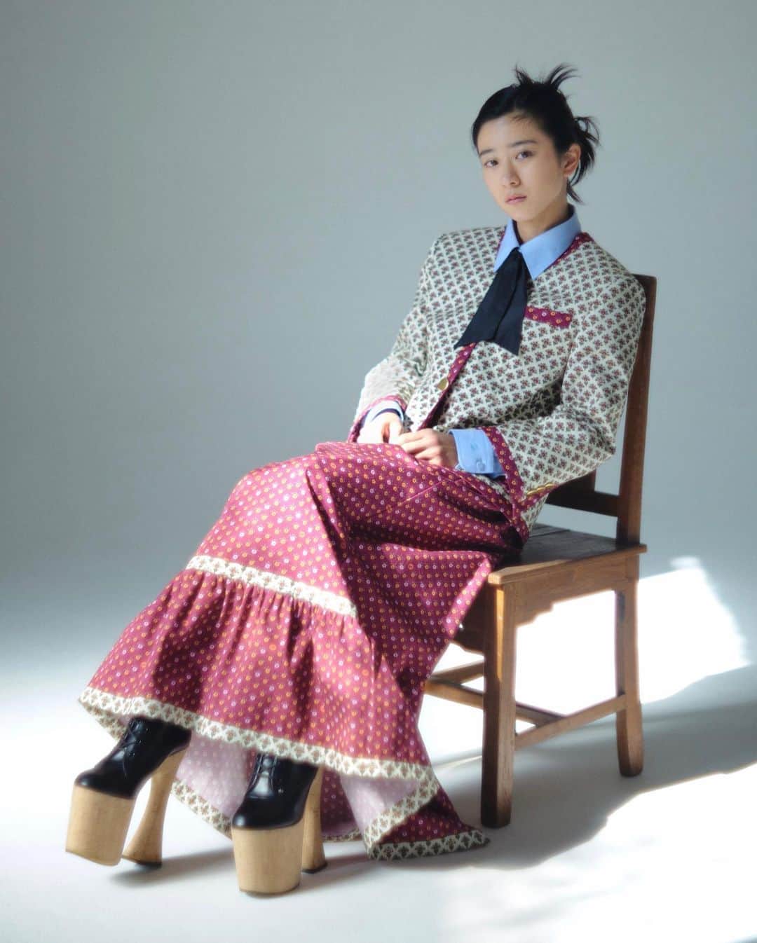黒島結菜マネージャーのインスタグラム：「⁡ ⁡ みなさま、こんにちは！ ⁡ 雑誌「GINGER」6月号に掲載されております〜！ ⁡ ぜひぜひ、観ていただけると嬉しいです！☺️ (個人的に世界観がとんでもなくラブです、髪の毛も鳥みたいでキュートです🐤) ⁡ そして写真は本誌掲載の1枚とアザーです🏵 (本誌だと見えていないのですが、靴の厚底可愛すぎません？)」