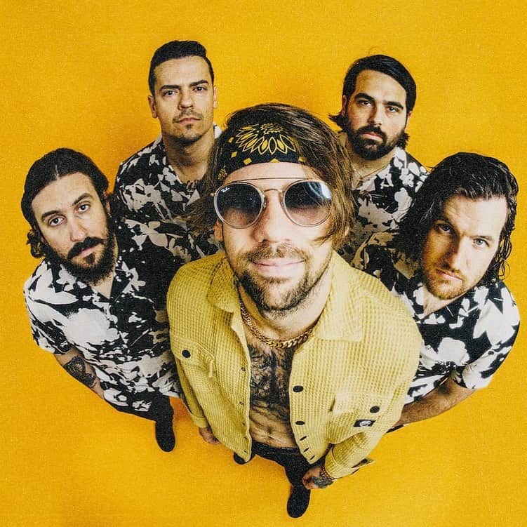 Rock Soundのインスタグラム：「The summer belongs to Beartooth ☀️  Check out the heavy new anthem ‘Sunshine!’ over at ROCKSOUND.TV  📸 Alan Bremner  #beartooth」
