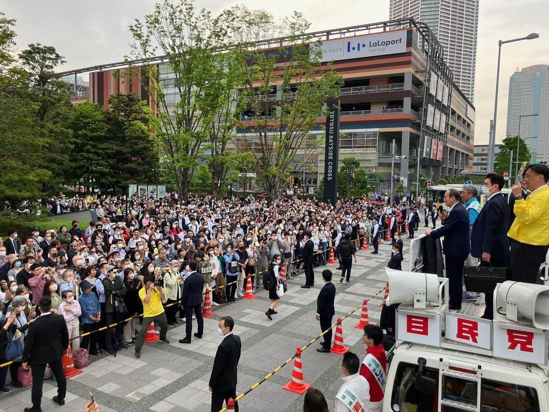 菅義偉さんのインスタグラム写真 - (菅義偉Instagram)「豊洲駅前で応援演説を行いました。  江東区にお住まいの皆様には  #やまざき一輝　ikki.yamazaki  に力強いご支援をお願い申し上げます。  #江東区長選挙　#統一地方選挙2023　#統一地方選挙」4月21日 17時35分 - suga.yoshihide