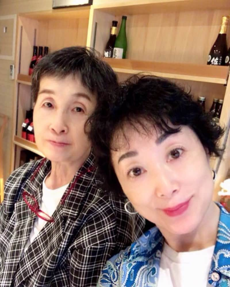 小川知子さんのインスタグラム写真 - (小川知子Instagram)「大塚マネージャーの誕生日🎂  もう私と出会って４９年一緒。すごいでしょ。 一日中私の事を考えてくれているようです。 あ、食いしん坊なので、「何か食べようかな」とも考えているとか🥱  物質欲が全くないので、洋服などは全て私がお買い物。  後日また主人と一緒に誕生日会をするので、今日は我が家でお祝い。  おめでとう🍾🎉👏 良い一年になりますように〜 これからも懲りずによろしくお願いします🤲  #誕生日🎂 #思い出写真 #小川知子」4月21日 17時40分 - tomoko_ogawa_