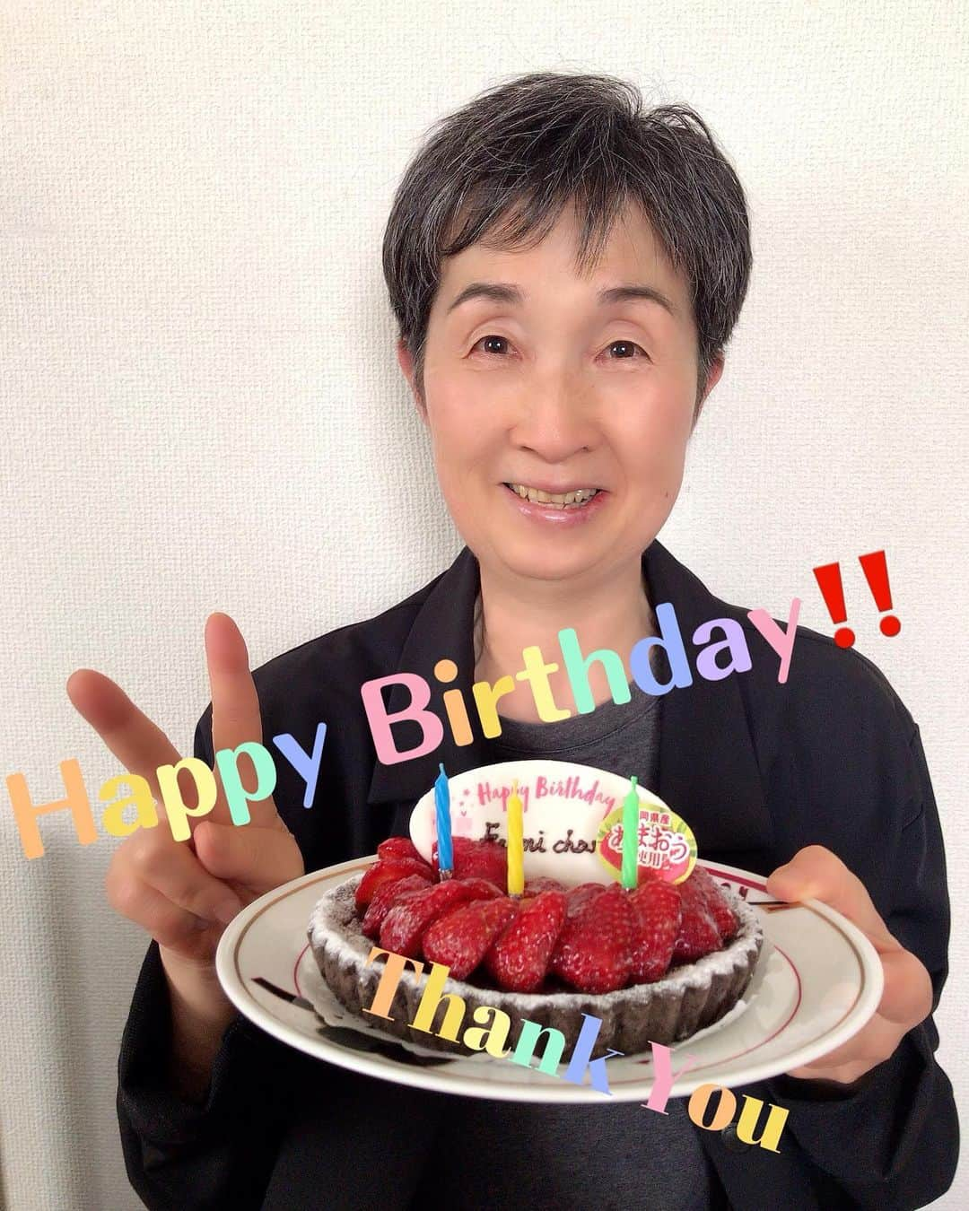 小川知子のインスタグラム：「大塚マネージャーの誕生日🎂  もう私と出会って４９年一緒。すごいでしょ。 一日中私の事を考えてくれているようです。 あ、食いしん坊なので、「何か食べようかな」とも考えているとか🥱  物質欲が全くないので、洋服などは全て私がお買い物。  後日また主人と一緒に誕生日会をするので、今日は我が家でお祝い。  おめでとう🍾🎉👏 良い一年になりますように〜 これからも懲りずによろしくお願いします🤲  #誕生日🎂 #思い出写真 #小川知子」