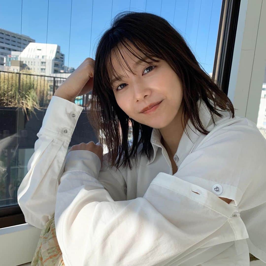 のインスタグラム：「6月号の連載『りさいず』のテーマ“ドキドキ is...”🌼🫧  普段はクールなりっちゃんが緊張する瞬間、ドキドキする出来事を教えてもらったよ💐🤍 毎号、テーマに沿ったあらゆるサイズを測るコラムでは、思わずりっちゃんが笑ってしまい、測るのに苦戦するハプニングも、、！🫣✨笑 その理由も本誌を見てね🤫💭📐  この春から新生活が始まったみなさん、ドキドキな毎日かと思いますが頑張りましょう〜💪🏻🌸✨  【着用アイテム】 シャツ：#エピヌ #epine ワンピース：#ポピー #poppy_tokyo  #渡邉理佐 #りっちゃん #りさいず #ドキドキ #ノンノ #nonno #nonno_magazine」