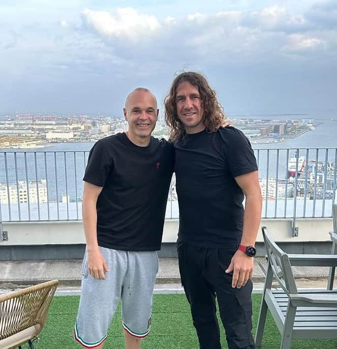 カルレス・プジョルのインスタグラム：「Con uno de los más grandes y sobre todo un gran amigo.  Un placer verte @andresiniesta8  Te deseo lo mejor, amigo.❤️」