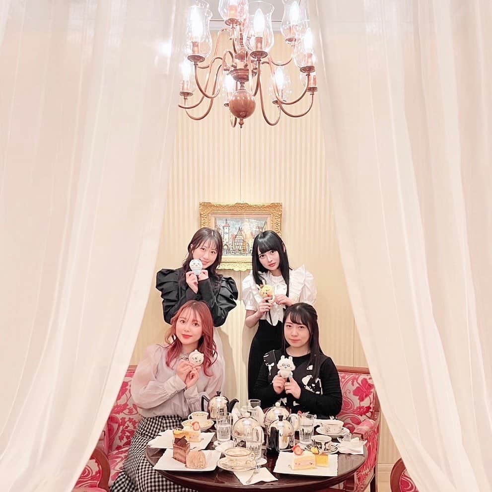 瑞稀ミキのインスタグラム：「YouTubeの銀の盾とどきました！ これからも宝物増やしたい💎 いろんな選択肢がある人生だけど、私はこれからも進み続けたいなとおもってるので応援してほちです💘🤍🤍🤍  1枚目 ちいかわ仲間での会合🐹姫になっちゃった… 2枚目 銀の盾開封配信の時の！🤍 3枚目 いまりんが見つけてくれたツルツルのレバー…旨🙏 4枚目 TVアニメ「Opus.COLORs」 アートパート楽曲「Close-Up」 共作曲いたしました🎨TVにクレジット出るのうれしい！」