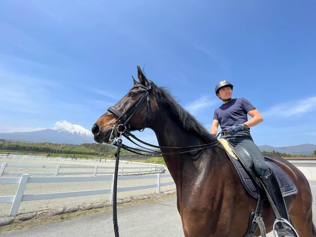 林伸伍のインスタグラム：「スコラリと東京オリンピック以来の日本での試合です🎌 明日から頑張ろう💪  #馬術 #馬場馬術 #馬 #乗馬  #スコラリ #horse #dressage #equestrian  #horseriding #horsesofinstagram #scolari #富士山 #mtfuji」