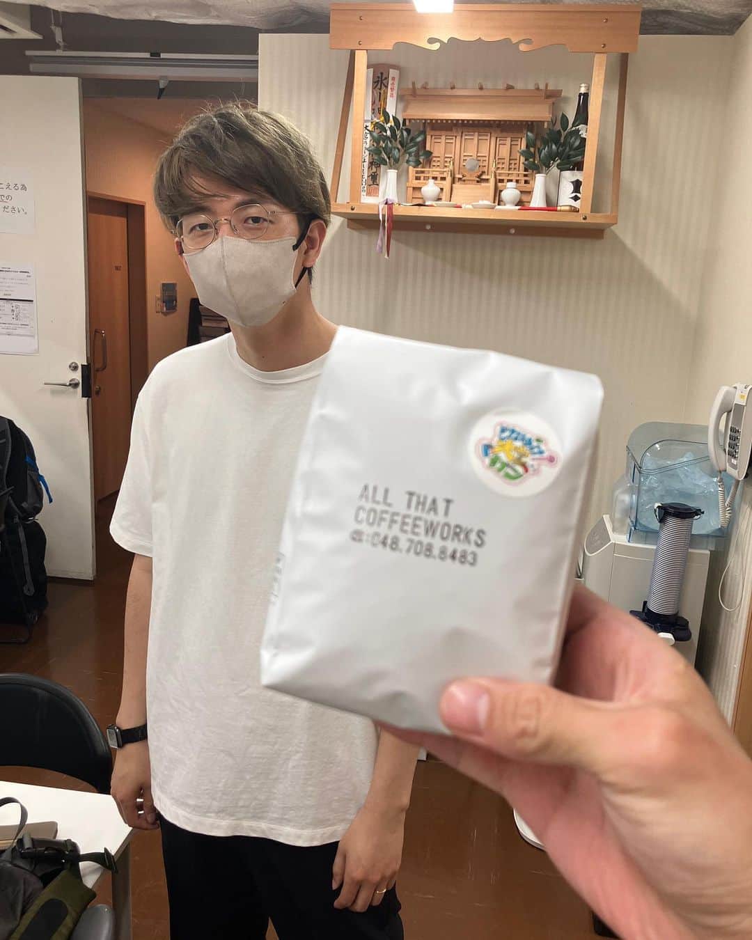 宮戸洋行のインスタグラム：「それゆけ！大宮セブンでコマンダンテ石井くんがブレンドした大宮セブンブレンドの豆を買いにALL THAT COFFEE WORKSさんに行くとたまたまお店に石井くんがいて、アイスコーヒー飲んでました！ほんまにコーヒーが好きなようです！」