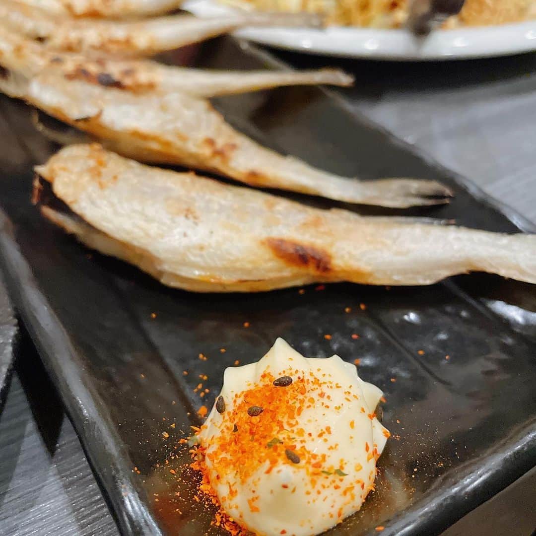 脇田唯のインスタグラム：「🍺  先日、稽古終わりにちょこっと。 粉もの欲に勝てず、 お好み焼き屋さんへ。  すると、 なんと！メニューに  氷下魚が！ こまいがー！  頼んだよね。  いやー、 美味い(>_<)」
