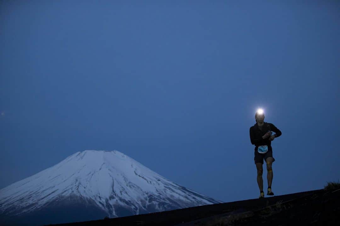 GORE-TEX Products JPさんのインスタグラム写真 - (GORE-TEX Products JPInstagram)「総距離100マイル（約165キロ）にもおよぶ富士山の山麓、登山道、歩道、林道などを走りつなぐウルトラトレイルマウントフジ。選手の皆さんがスタートしました！  GORE-TEXブランドは今年もこの大会に特別協賛し、極限に挑む選手の皆さんを応援します！  ※写真は昨年の大会の様子です  詳細はハイライトの「ウルトラトレイル」からチェック！  #goretex #ゴアテックス #ultratrailmountfuji #ultratrailmtfuji #ウルトラトレイルマウントフジ #トレイルランニング #トレラン #富士山」4月21日 17時48分 - goretexjp