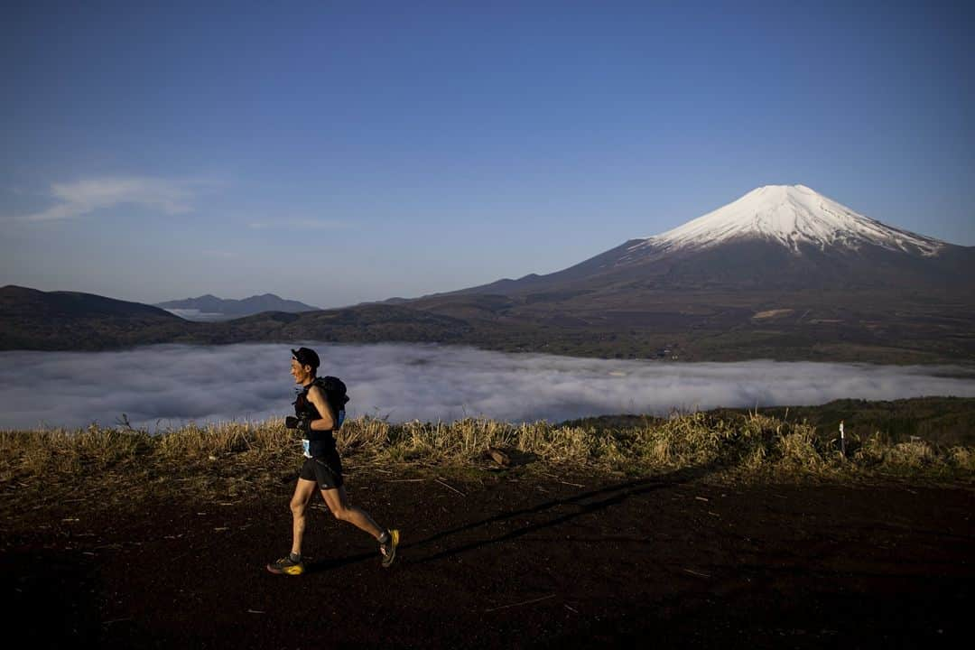 GORE-TEX Products JPさんのインスタグラム写真 - (GORE-TEX Products JPInstagram)「総距離100マイル（約165キロ）にもおよぶ富士山の山麓、登山道、歩道、林道などを走りつなぐウルトラトレイルマウントフジ。選手の皆さんがスタートしました！  GORE-TEXブランドは今年もこの大会に特別協賛し、極限に挑む選手の皆さんを応援します！  ※写真は昨年の大会の様子です  詳細はハイライトの「ウルトラトレイル」からチェック！  #goretex #ゴアテックス #ultratrailmountfuji #ultratrailmtfuji #ウルトラトレイルマウントフジ #トレイルランニング #トレラン #富士山」4月21日 17時48分 - goretexjp