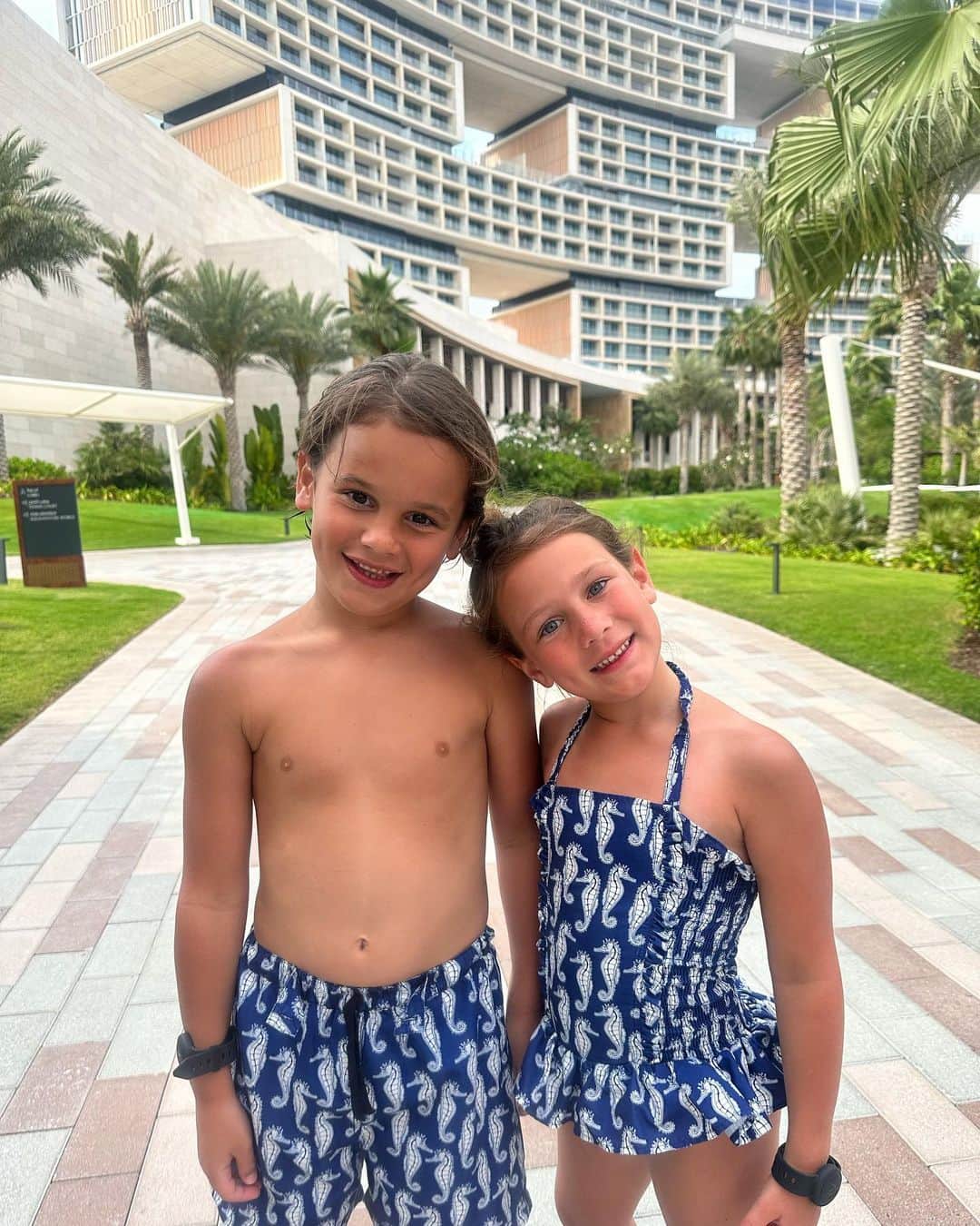 サム・フェアーズのインスタグラム：「When your hotel links up with the water park.. it’s the best thing ever 😅 however.. we have literally been every single day 🤪 at the end of each day I get myself a large G&T to reward myself 😆😆」