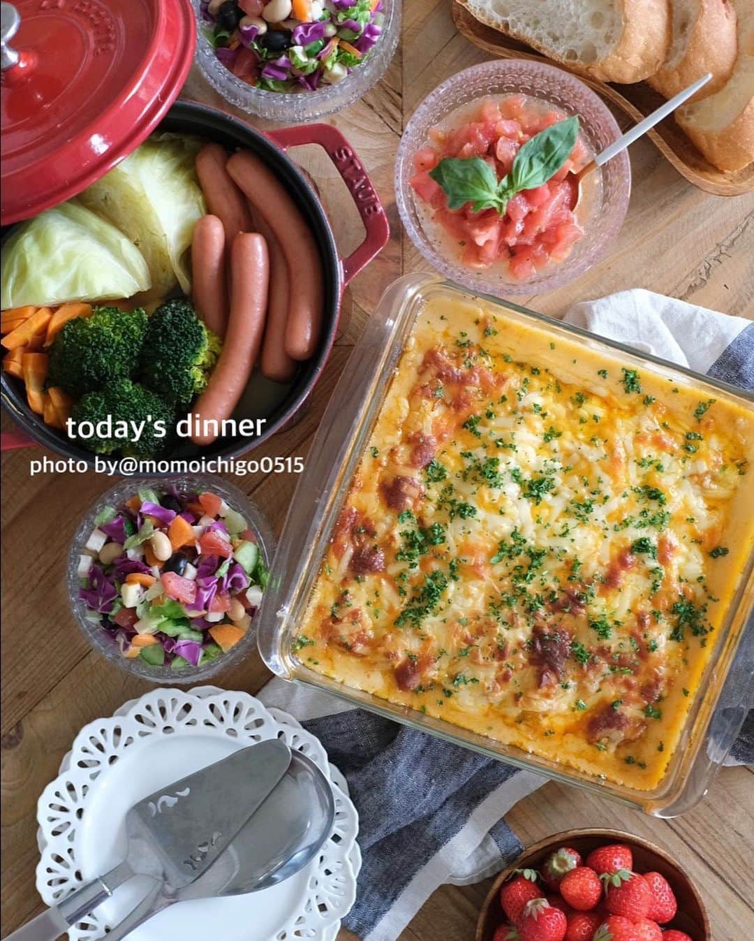 YASUKO TAKESUEのインスタグラム：「. こんばんは😌💕. 今日の晩ごはん… . . ⭐️ラザニア ⭐️ポトフ ⭐️トマトのブルスケッタ ⭐️チョップドサラダ ⭐️苺 . .  #晩ごはん#晩御飯#晩ご飯#夜ごはん#よるごはん#夕食#おうちご飯#うちご飯#おうちご飯lover#おうちご飯記録#食卓#手料理#手作りご飯#料理写真#器好き#器集め#献立#家庭料理#food#foodpic#foodstagram#foodphotography#followme#instagood」