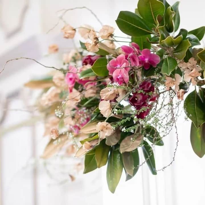 ANNIVERSAIRE アニヴェルセル 公式さんのインスタグラム写真 - (ANNIVERSAIRE アニヴェルセル 公式Instagram)「枝を使用したフラワーコーディネート🌸 雰囲気を合わせるために、マットな素材感で落ち着いた色味の花器を使用しています🌿 テーブル上には流木も👀  メインテーブルのおふたりのお席の上にもお花を飾ることでとても華やかに仕上げました✨ こちらにも枝を使用することで、可愛すぎないテイストに仕上がります💕  📷post by @avs_murata.y   ⇑アニヴェルセルの卒アニ婿スタッフです✨ 自身の結婚式について発信してますので、ぜひチェックしてくださいね！  * * * ＼結婚式のお写真を募集中／ * アニスタグラムに参加してプレゼントを貰おう🎁！ * 参加には下記の①〜③ を付けてお写真を投稿してください💕 詳細は @anniversaire_officialのプロフィールURL『アニスタグラムキャンペーン』でもチェックできます✨ * ① #アニスタグラム ② @anniversaire_official ③3つのうち写真にあうハッシュタグ #結婚式 #ファミリーウェディング #フォトウェディング * * 皆様のお写真を楽しみにしております˚✧˳✧༚ * * * #テーブルコーディネート #ゲストテーブル #ゲストテーブル装花 #披露宴会場コーディネート #装花打ち合わせ #テーブル装花 #結婚式レポ #挙式レポ #結婚式アイデア #結婚式場 #結婚式場選び #名古屋結婚式場 #名古屋花嫁 #愛知結婚式場 #ブライダルフェア #結婚式場見学 #プレ花嫁 #プレ花嫁準備 #アニ嫁 #アニヴェルセル #アニヴェルセル白壁」4月21日 17時51分 - anniversaire_official