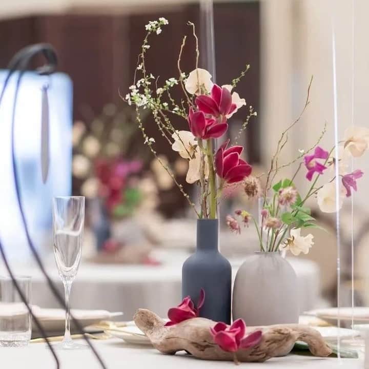 のインスタグラム：「枝を使用したフラワーコーディネート🌸 雰囲気を合わせるために、マットな素材感で落ち着いた色味の花器を使用しています🌿 テーブル上には流木も👀  メインテーブルのおふたりのお席の上にもお花を飾ることでとても華やかに仕上げました✨ こちらにも枝を使用することで、可愛すぎないテイストに仕上がります💕  📷post by @avs_murata.y   ⇑アニヴェルセルの卒アニ婿スタッフです✨ 自身の結婚式について発信してますので、ぜひチェックしてくださいね！  * * * ＼結婚式のお写真を募集中／ * アニスタグラムに参加してプレゼントを貰おう🎁！ * 参加には下記の①〜③ を付けてお写真を投稿してください💕 詳細は @anniversaire_officialのプロフィールURL『アニスタグラムキャンペーン』でもチェックできます✨ * ① #アニスタグラム ② @anniversaire_official ③3つのうち写真にあうハッシュタグ #結婚式 #ファミリーウェディング #フォトウェディング * * 皆様のお写真を楽しみにしております˚✧˳✧༚ * * * #テーブルコーディネート #ゲストテーブル #ゲストテーブル装花 #披露宴会場コーディネート #装花打ち合わせ #テーブル装花 #結婚式レポ #挙式レポ #結婚式アイデア #結婚式場 #結婚式場選び #名古屋結婚式場 #名古屋花嫁 #愛知結婚式場 #ブライダルフェア #結婚式場見学 #プレ花嫁 #プレ花嫁準備 #アニ嫁 #アニヴェルセル #アニヴェルセル白壁」