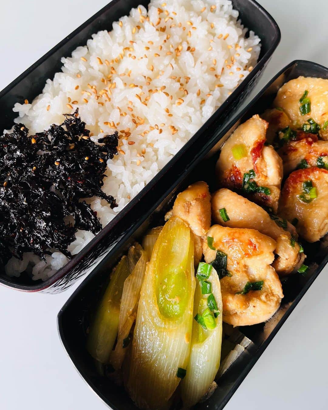 のインスタグラム：「シンプルチキンの弁当 平日最後の金曜日^ ^ 皆さまお弁当作りおつかれさまでした🍱  #中学生弁当 #高校生弁当」