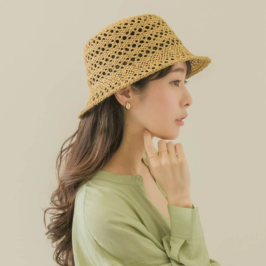 のインスタグラム：「［HAT］  スカシアミペーパーバケットハット ¥2,970(tax incl.)  昨年ご好評いただいていたハットが今年も再登場！！ 涼しげなデザインがこれからのスタイリングにマッチします◎  ＿＿＿＿＿  #smellyjp#acc#accessory#pierce#earring#earcuff#ring#bracelet#bangle#necklace#hairaccessory#hat ⁡」