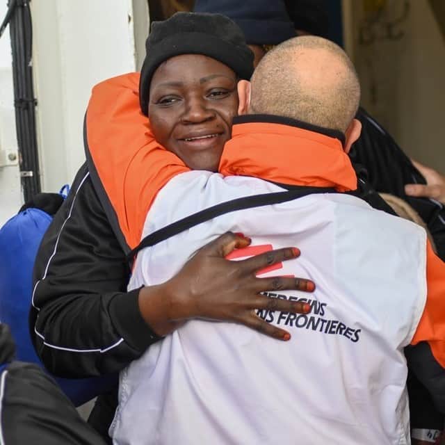 国境なき医師団さんのインスタグラム写真 - (国境なき医師団Instagram)「国境なき医師団（MSF）の捜索救助船「ジオ・バレンツ」号から下船する女性。今後の無事を祈って、MSFスタッフが別れのあいさつをしています。  地中海で溺れ、命を失う危険があるにもかかわらず、紛争や暴力から逃れるためにアフリカから欧州へと向かう人びとが後を絶ちません。MSFは海で救助した子どもや妊婦を含む人びとの脱水症状、低体温症、皮膚の感染症の治療や心のケアを行い、人びとを安全な場所まで運びます。  #国境なき医師団 #MSF #地中海 #海難救助 #下船 #難民 #医療 #治療 #別れ #ハグ #笑顔 #photooftheday #写真好きな人とつながりたい Ⓒ Candida Lobes/MSF」4月22日 17時00分 - msf_japan