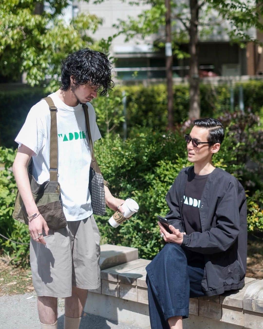のインスタグラム：「maRket×JOHNBULL Collaboration T-shirt vol.4 待望の第4弾コラボレーションが、満を持してスタート  今年も本格的な夏がやって来る前に、架空のお土産屋さん【maRket】とのコラボレーションアイテム第4弾が 【4/21(金)より先行予約】 受付が開始となりました✨  全国の直営店では4/28(金)より一斉に発売致します🌞  今回公開となった第4弾のアイテム紹介特集ページでは、魅力的なアイテムに込めた想いやこだわりについて【maRket】のお二人にお話を伺うと共に、「日常の中で着てこそ【maRket】のコンセプトに合う」という事から、日常を切り取った一コマをお届けしています☺  想像を膨らませ、暮らしの中に溶け込んだスタイルを是非ともご覧ください。  ▶特集ページはこちら https://www.privatelabo.jp/contents/feature/?p=1571457  #johnbull #johnbullprivatelabo #johnbullonlinestore #maRket #maRketjohnbull #collaboration #newarrivals #preorder #2023summer #printtshirts #ジョンブル #ジョンブルプライベートラボ #ジョンブルオンラインストア #マーケット #コラボレーション #コラボ商品 #コラボアイテム #コラボT #プリントTシャツ #先行予約販売開始 #発売230428」