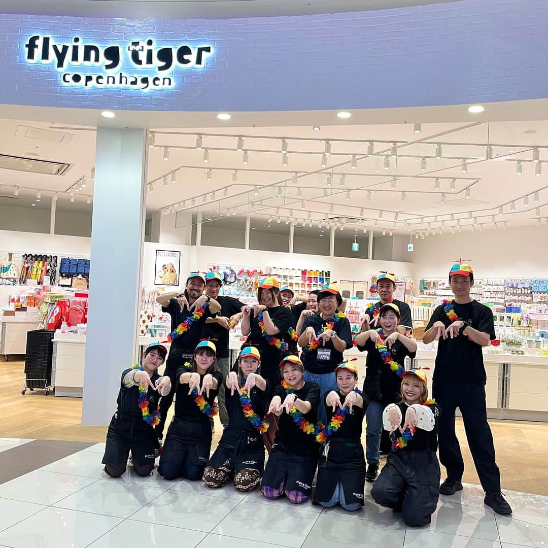 Flying Tiger Japanさんのインスタグラム写真 - (Flying Tiger JapanInstagram)「＼ 千葉・イオンモール幕張新都心ストア オープン／ 本日4/20（金）に「イオンモール幕張新都心」グランドモール1階に新店舗をオープンしました🎉  定番のガジェットやキッチングッズをはじめ、2023年春夏の新商品も多数ご用意しています！「いちご狩り」ももちろんお楽しみいただけますよ🍓 キッズスペースも常設されており、お子様連れのお客さまにもゆったりとお買い物を楽しんでいただけます🧑‍🍼  イオンモール幕張新都心はこの春大規模リニューアル。3/18には施設の新たな最寄り駅・JR 京葉線「幕張豊砂駅」も開業しており、更にアクセスが良くなっています👏  詳しくはアカウントTOPのプロフィールから公式サイトをご確認ください✨ みなさまとお会いできることを、スタッフ一同楽しみにしています！  ※在庫状況は各店舗で異なります。詳しくはお近くの店舗にお問い合わせください。  #フライングタイガー #flyingtiger #北欧 #北欧インテリア #北欧デザイン #北欧雑貨 #デンマーク #hygge #新店舗 #新店舗オープン #千葉 #幕張新都心 #イオンモール幕張新都心 #幕張豊砂」4月21日 18時00分 - flyingtigerjp