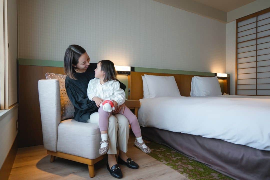 ヒルトン大阪 Hilton Osakaさんのインスタグラム写真 - (ヒルトン大阪 Hilton OsakaInstagram)「ヒルトン大阪のキッズファン宿泊プランがスタートしました！  館内スタンプラリーからアーリーチェックイン、水着セットの無料レンタルなど、大人から子供まで存分に楽しめる特典が盛り沢山🎈  ぜひ大阪で充実した家族の時間をお過ごしください。  ※11歳以下のお子様が対象となります  詳細・ご予約は @hiltonosaka ホームページより。  Great news! The Kids Fun Stay Plan at Hilton Osaka has begun!  Our plan includes exciting activities such as a stamp hunting activity where families can collect stamps at various locations in the hotel and get a prize. Additionally, we are offering early check-in and free rental of swimsuit sets for both adults and children to enjoy. 🎈  We hope that you and your family will have a memorable and fulfilling time here in Osaka. Please note that only children who are 11 years old and under are eligible for this plan. We look forward to welcoming you!  For more details and to make a reservation, please visit our website at @hiltonosaka  ＝＝＝ #ヒルトン大阪 #家族旅行 #大阪旅行 #大阪観光 #関西旅行 #大阪ホテル #子連れ旅行 #HiltonOsaka #HiltonHotel #OsakaTravel #FamilyTrip #KidsFun」4月21日 18時00分 - hiltonosaka