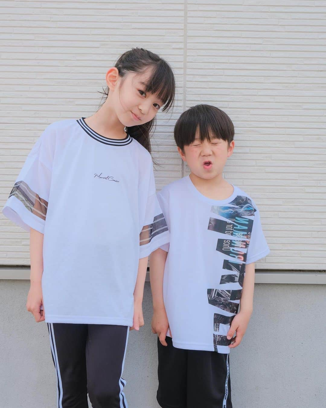 Ai.tさんのインスタグラム写真 - (Ai.tInstagram)「. 小学生男子あるある。カメラ向けると変顔しがち🤪 . . 小学生に上がると今日は動くからという時は昔ならスカートっぽいのみたいな感じだったのにスポーティな格好好むようになって、アルペンマーベルのこちらを💁‍♀️ . 渚は袖のところの透け感に大興奮！ すごくおしゃれで嬉しいみたい🙌 . . 接触冷感の機能とUVカット機能・吸水速乾・ストレッチなどスポーツウエアの機能を搭載している快適ウエアみたいだしこれからの暑くなる季節にぴったりだね🫶  昊也👦Tシャツ（MV-9C42113TS） 　　　ショーツ（MV-9C43003HP） →接触冷感、吸水速乾、UVカット 渚👧Tシャツ（MV-9C42223TSG） →吸水速乾、UVカット レギンス（MV-9C41033LPG） →吸水速乾、ストレッチ、UVカット . . スポーツデポ・アルペン限定でこんなにオシャレな服が買えるよ💁‍♀️ . . #アルペン #アルペンディズニー #アルペンマーベル #スポーツデポ   @sportsdepo_official」4月21日 18時00分 - ngs.rky.kuy