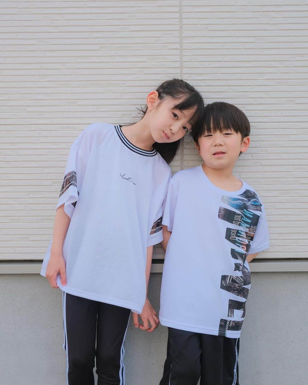 Ai.tさんのインスタグラム写真 - (Ai.tInstagram)「. 小学生男子あるある。カメラ向けると変顔しがち🤪 . . 小学生に上がると今日は動くからという時は昔ならスカートっぽいのみたいな感じだったのにスポーティな格好好むようになって、アルペンマーベルのこちらを💁‍♀️ . 渚は袖のところの透け感に大興奮！ すごくおしゃれで嬉しいみたい🙌 . . 接触冷感の機能とUVカット機能・吸水速乾・ストレッチなどスポーツウエアの機能を搭載している快適ウエアみたいだしこれからの暑くなる季節にぴったりだね🫶  昊也👦Tシャツ（MV-9C42113TS） 　　　ショーツ（MV-9C43003HP） →接触冷感、吸水速乾、UVカット 渚👧Tシャツ（MV-9C42223TSG） →吸水速乾、UVカット レギンス（MV-9C41033LPG） →吸水速乾、ストレッチ、UVカット . . スポーツデポ・アルペン限定でこんなにオシャレな服が買えるよ💁‍♀️ . . #アルペン #アルペンディズニー #アルペンマーベル #スポーツデポ   @sportsdepo_official」4月21日 18時00分 - ngs.rky.kuy