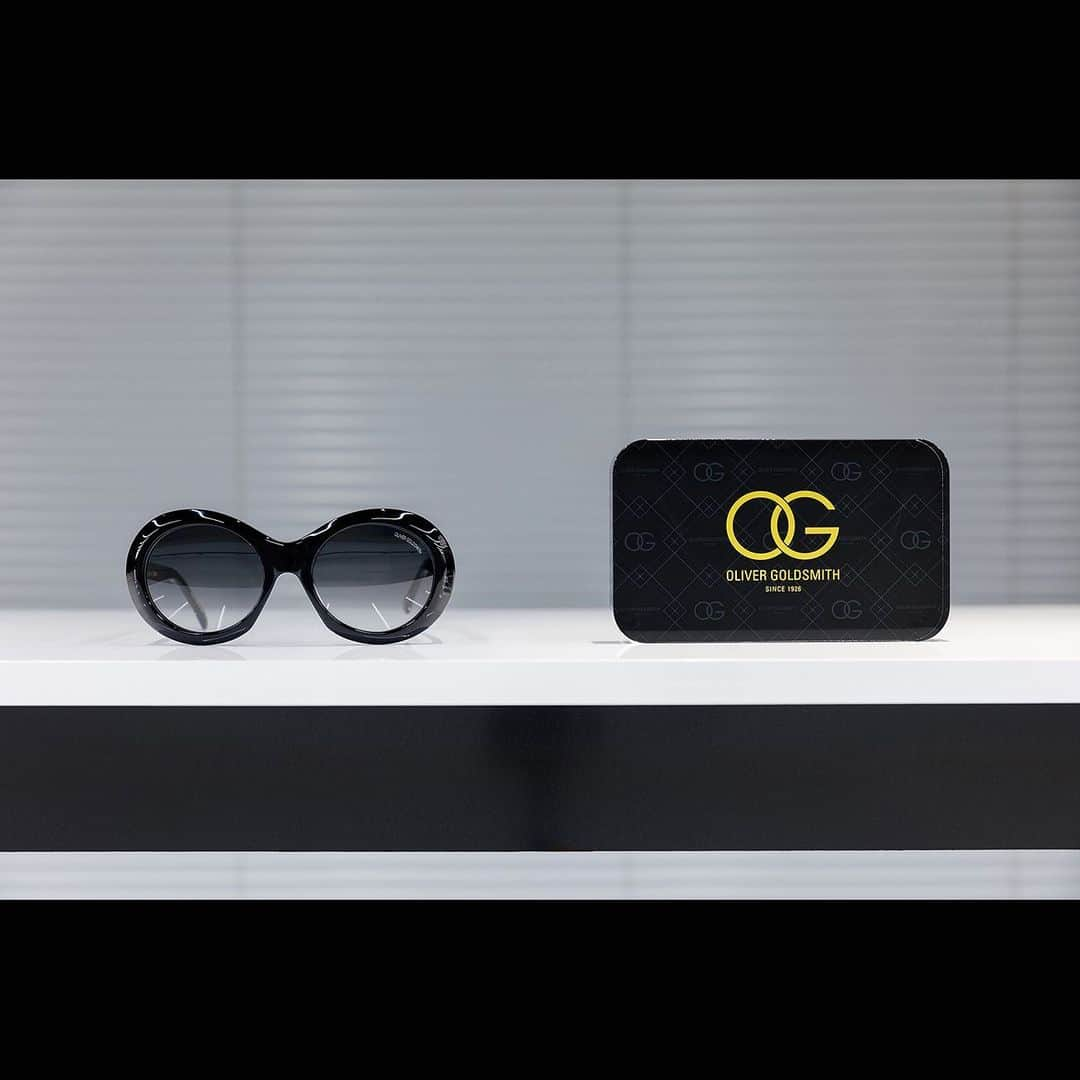 エリミネイターさんのインスタグラム写真 - (エリミネイターInstagram)「OLIVER GOLDSMITH POP UP STORE AT ELIMINATOR . 全てのファッショングラッシーズの元祖とされる1926年創業の英国老舗アイウエアブランド " OLIVER GOLDSMITH " のポップアップストアを約二ヶ月に渡って代官山ELIMINATORにて開催致します。 . 視力矯正器具の眼鏡にファッションとしての側面を見出した功績で知られる二代目、チャールズ・オリバー・ゴールドスミスがデザインしたミッドセンチュリーモデルをイタリアメイドで復刻したサングラスをメインに、日本初展開となるWINTER SUNコレクションやジャパンメイドのサングラスや、オプティカルも展示販売。 . 初代から現在の4代目の長い歴史の中でブランドの保有する約2000のデザインの中から250種をピックアップ。ポップアップイベントならではのボリュームにてラインアップします。 . ■OLIVER GOLDSMITH POP UP STORE AT ELIMINATOR 住所 : 〒150-0033 東京都渋谷区猿楽町26-13グレイス代官山1F TEL : 03-3464-8144 開催期間: 2023年4月22日(土)～6月18日(日) 営業時間: 平日12:00〜19:00 / 週末・祝日11:00〜19:00 . ■OG ICONS ( イタリアメイドのサングラス )・・・ イタリアメイドの復刻コレクション。主に50年代～70年代のモデルで、デザインに特徴があるモデル、著名人の着用があったモデルで構成。今回初めて復刻されたモデルもラインナップ。 ※イタリア製のサングラスは、素材にマツケリーを使用している事での発色の良さが特徴とされています。 . Oliver Goldsmithとは 1926年創業。1950年代に入ると画期的なデザインのサングラスを次々と発表し、ヨーロッパのファッション・シーンを瞬く間に席巻しました。一時のブランクを経て、2005年に復活。現代の感性からは決して生まれ得ない、「時代を超えたエッジさ」を宿すアイウエアとして、高感度な人々の心を捉えるハイファッション・ブランドです。 . 1950年代。ヨーロッパで「サングラス」と言えば、それは、『オリバー ゴールドスミス』のことを指したと言います。グレース・ケリー、ピーター・セラーズ、マイケル・ケイン、オードリー・ヘプバーン、ジャッキー・オナシス、デビッド・ベイリー……。パワーピープルたちの名前が並ぶ顧客リストを作り上げた影響力を考えれば、その話も、あながち間違ってはいないのかもしれません。そんなオリバーゴールドスミスが、十数年に渡るブランクを経て鮮やかにカムバックしたのが、2005年です。ディレクションを手がけたのは、3代目アンドリュー・オリバー・ゴールドスミスと、創業者の曾孫、4世代目にあたるクレア・ゴールドスミスです。アイウエアのトレンドが、折しも「Back to Basic」へと傾倒していった時期でした。肉厚なプラスチックフレームやレトロモダンな玉型は、一見、その流れにそぐうように見えます。 . が、しかし、オリバー ゴールドスミスの真の魅力はそこではありません。時代を超え、今なお斬新な印象を与えるカッティング、各モデルに秘められた、「本物」のセレブリティーとの交流の記憶。そんな、唯一無二のミーム(文化遺伝子)を持つブランドだからこそ醸し出せる、色あせることのないエッジ感と絶妙なるヴィンテージ・フレイバー。そんな、自然と「やんちゃでエレガント」になってしまう「育ちの良さ」こそが、オリバー ゴールドスミスの最大の魅力なのです。 . 現サングラスディレクターを務めるクレア・ゴールドスミスは言います。 「オリバー ゴールドスミスが常に大切にしてきたこと。それは『Q・E・C』、つまり、Quality(品質)、Elegance(優雅さ)、Comfort(快適さ)です。このフィロソフィーに基づき、私たちは1950年代から70年代にかけて、サングラスの流行を“文字通り”作り出してきました。時を経た今でも、その姿勢は全く変わりません。膨大なデザインアーカイブの中から選りすぐった、今なお輝きを放ち続けるヴィンテージ・モデルを、クオリティーの高い職人たちとの共同作業により精緻に復刻しているのが、新生オリバーゴールドスミスなのです」。 . ロンドンを本拠とする創業ファミリーが今も経営する、「生粋の英国ブランド」としての矜持。それもまた、オリバーゴールドスミスの魅力にほかならないのです。 . #olivergoldsmith #olivergoldsmithspectacles #olivergoldsmithsunglasses #sunglass #optical #gracekelly #michaelcaine #petersellers #audreyhepburn #johnlennon #midcentury #eyewear #eyewearstyle #london #uk #art #fashion #eliminator #tokyo #daikanyama #selectshop #mensselectshop #streetstyle」4月21日 18時01分 - eliminator_tokyo