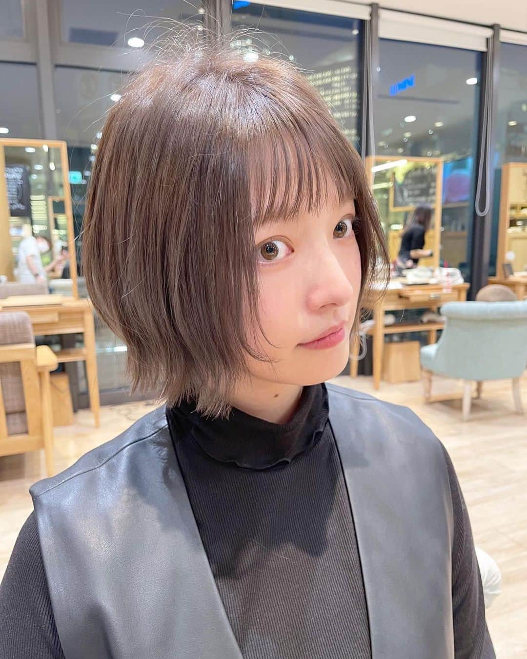 上田眞央のインスタグラム：「そういえばちょっと前に 人生で1番短くなりました✂️ １回切るとどんどん切りたくなるね🤣 そろそろカラーもハイトーンやりたいなぁ〜 . ✂️ ＆ 📸　@asanu_violet  .  #hair  #violet」