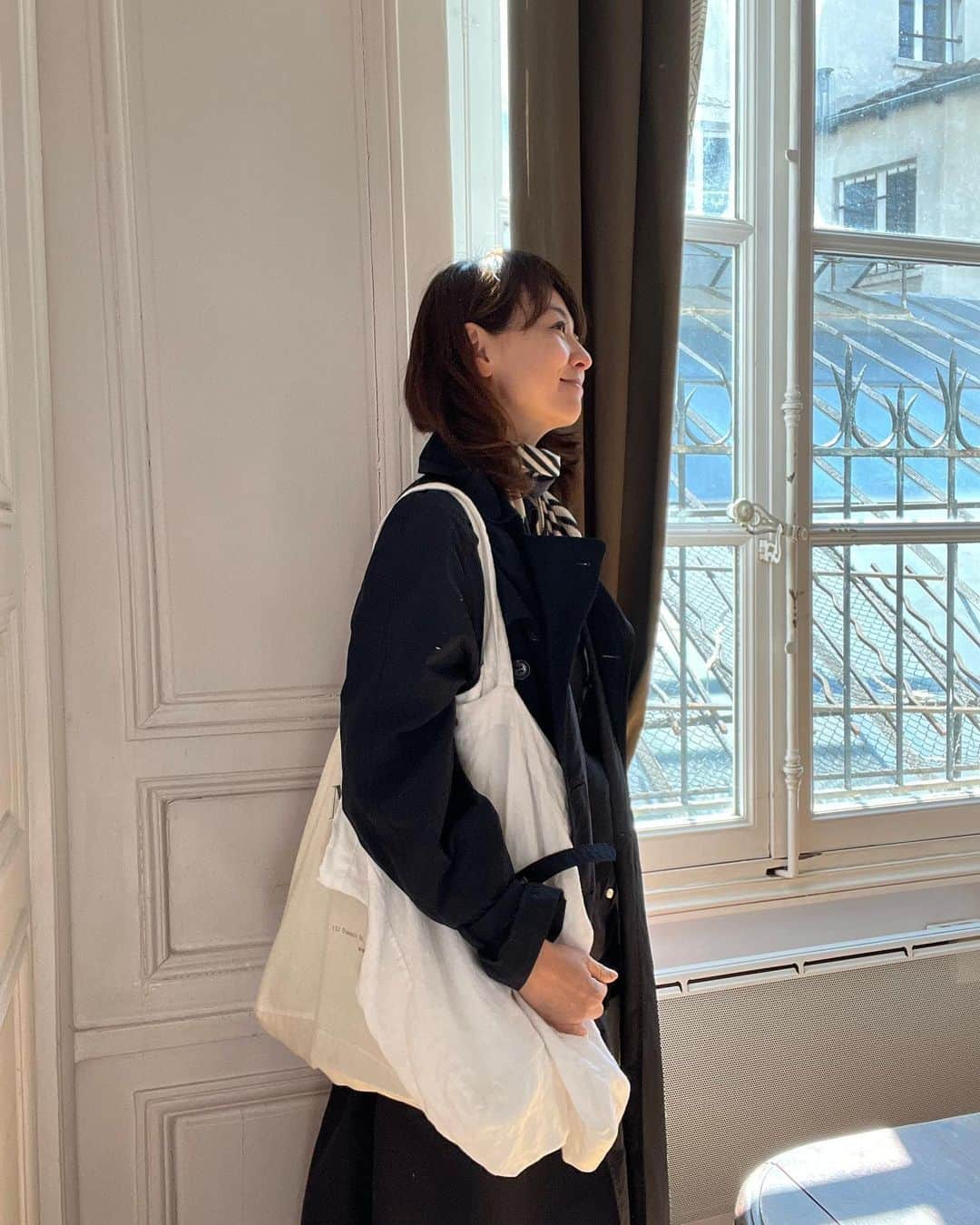 五明祐子さんのインスタグラム写真 - (五明祐子Instagram)「思ってたよりも気温が低いパリ。 重ね着したり、首になんか巻いたりしてなんとかやり過ごしてます😂  今日も布バッグ2個持ちでレッツらゴー🤗  メルシーのこのリネンバッグ、本当に便利で何年も愛用してます💙  #パリ」4月21日 18時06分 - gomyoyuko