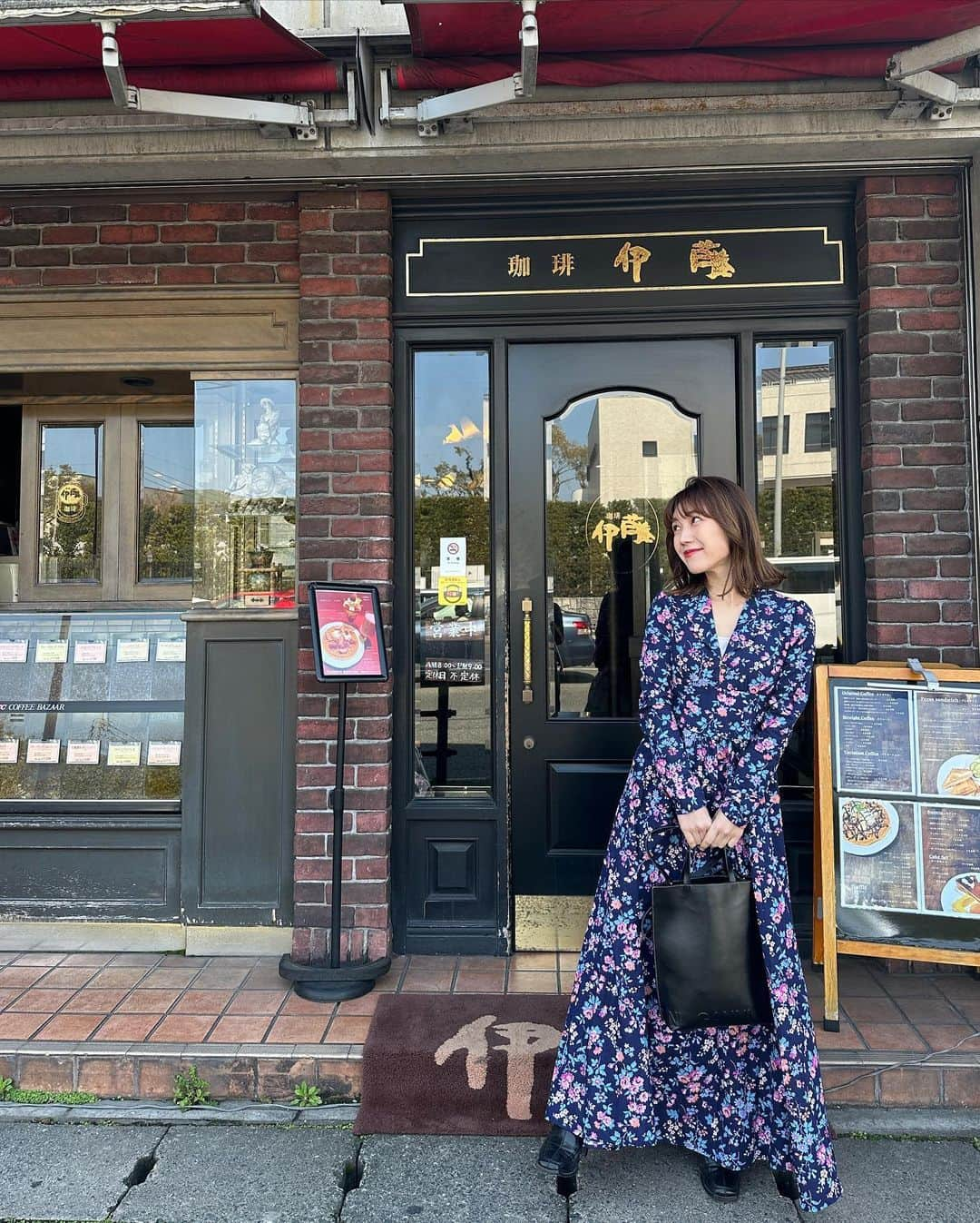 黒田りささんのインスタグラム写真 - (黒田りさInstagram)「☕️ 40年以上続く老舗の喫茶店『珈琲伊藤』さんへ！ 次から次にお客さんが訪れるものの店内はゆったりした時間が流れていて、ランチをされる方々で賑わっていました☺️🫶  右隣ではホットサンド、左隣ではフルーツパフェを食べられていた🍓 私たちはウィンナーコーヒー☕️💭🤍  📍珈琲伊藤 福岡市早良区西新5-1-35  #西新カフェ#福岡カフェ#西新珈琲#珈琲#西新ランチ#福岡ランチ#福岡喫茶店#喫茶店めぐり」4月21日 18時07分 - kurorisa_14