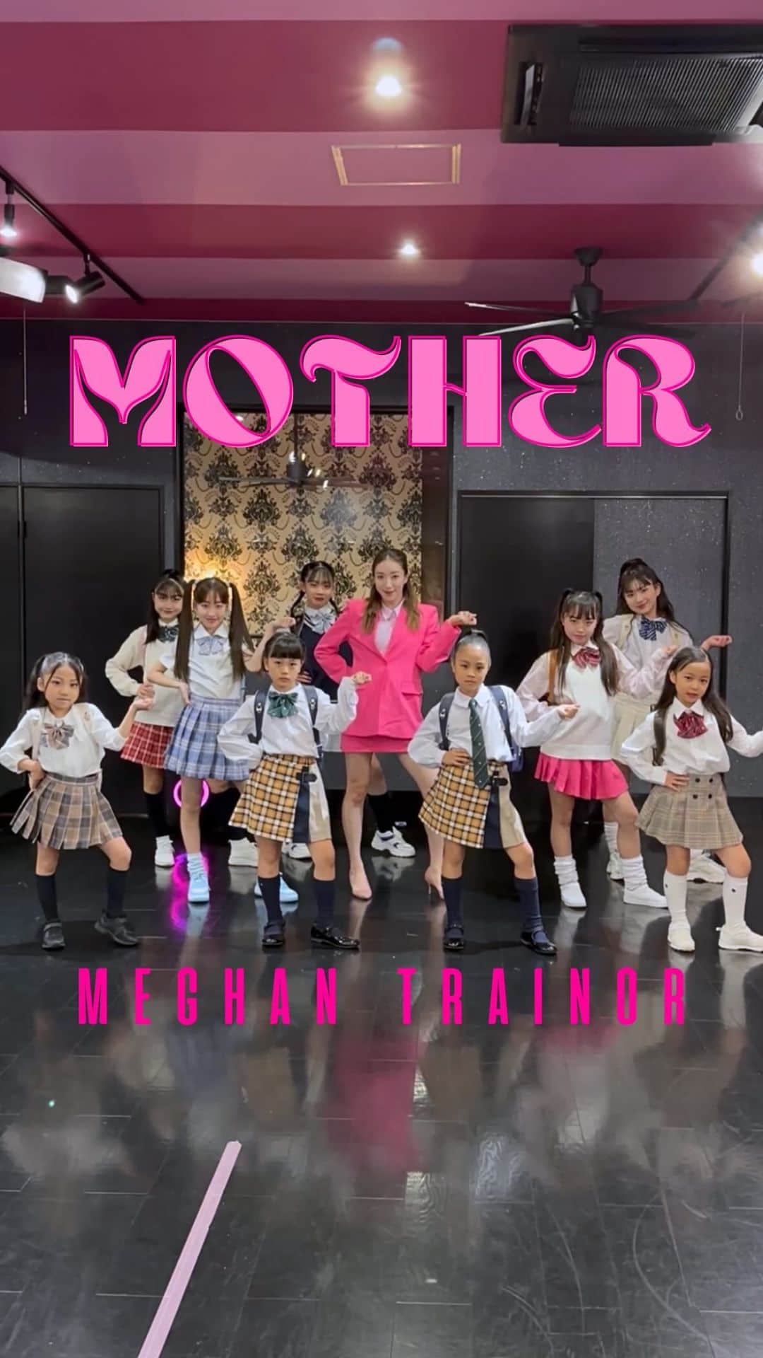 Ruuのインスタグラム：「みんな大好きなMeghan TrainorのMotherでダンス😍🌈💖‼️学校の授業参観に1人はいる派手なママ役と可愛いすぎる子供達🥹✨Maghanの曲はいつ聞いてもテンションがあがる大好きです🌷💗 #meghantrainor #mother #dance #pr」