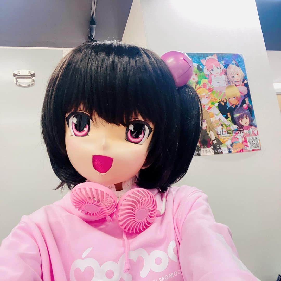 桃知みなみさんのインスタグラム写真 - (桃知みなみInstagram)「https://www.youtube.com/live/wuI4ONajwdc?feature=share  Vtuberのお祭りはいよいよ今週末！🎪✨✨ 秋葉原カルチャーズZONEから🏙 #AKIBAtv まもなく生配信🖥！ youtu.be/wuI4ONajwdc  バッチリ予習して😊🎪 土日遊びきてもっち♡ #AKIBA_V祭 #Vtuber #AKIHABARA #GATEBOX #ガチャガチャ」4月21日 18時07分 - momochi373