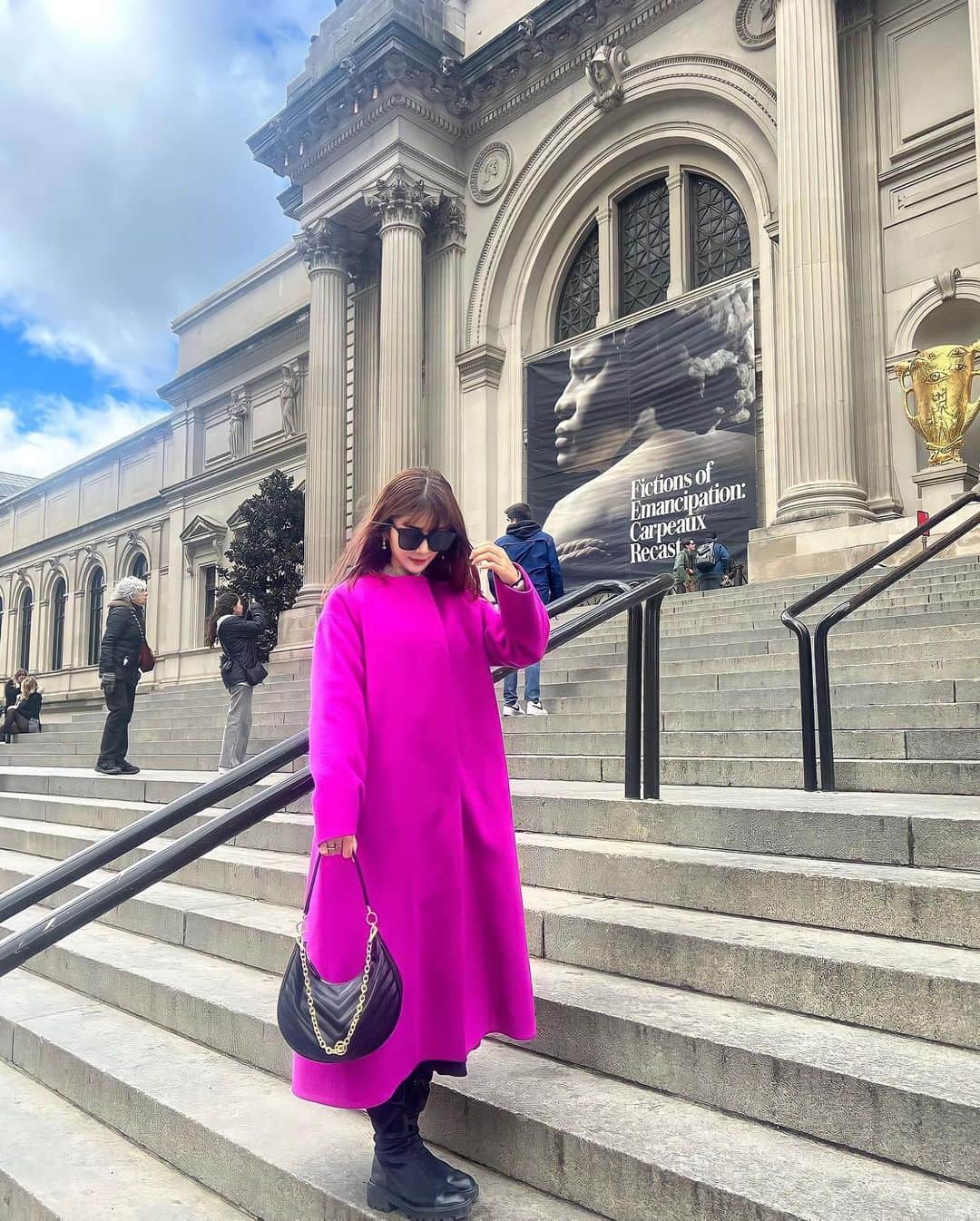 一木美里のインスタグラム：「✈️🌏🩷  すごく大切な気持ちで旅の投稿をしています♡  私は東京で生まれ育ったので、かけがえのない場所であると同時に、窮屈に感じることがあります。良くも悪くもみんなが周りを気にすることで便利な代わりに、人と違うことをすると批判されやすく、ジャッジメンタルな場所だと思っています。  自分自身への目線も同じです。 狭いコミュニティで過ごすことで物差しも一つになって 誰かと比べる価値観が強くなり、追い詰めてしまいやすいです。  他の国の、他の街に居場所ができることで、 視野が広がって価値観も柔軟になりました✨ 東京の素晴らしい部分を知る瞬間も、 東京の大変な部分を知る瞬間もある中で、 自分らしさを少しずつ築けている感覚です。 そして、世界の中での日本のイメージを知りました。  今私たちがピースコミュニケーション財団として、 『子供たちにグローバルな教育機会を』 と目指している理由にここにもあります。  できるだけ早いうちにいろんな国のお友達と話すことは、 視野を広く持ち、 自分の居場所は世界のどこにでもありえると信じ、 偏見や差別を最初から持たないで済む、 平和への近道だと思っています🌏✨ 子どもたちの未来のためのアクションは 大人としての責任だと信じています🩷🩷  今また新たなプロジェクトを試行錯誤しながら進行中。 たくさんの方のご協力に感謝しながら、頑張ります♡  #makeadifference#educationinstitute#education#教育#旅#教育機関#ピースコミュニケーション財団」