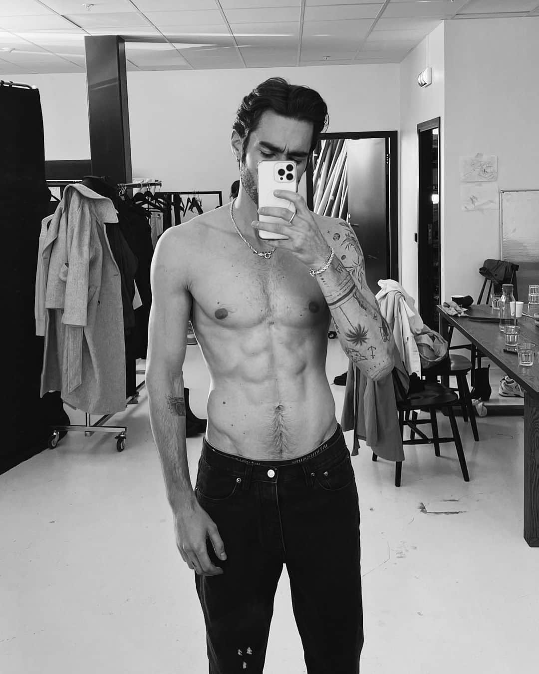 NICOLAS SIMOESのインスタグラム：「back on set 📸🔥」