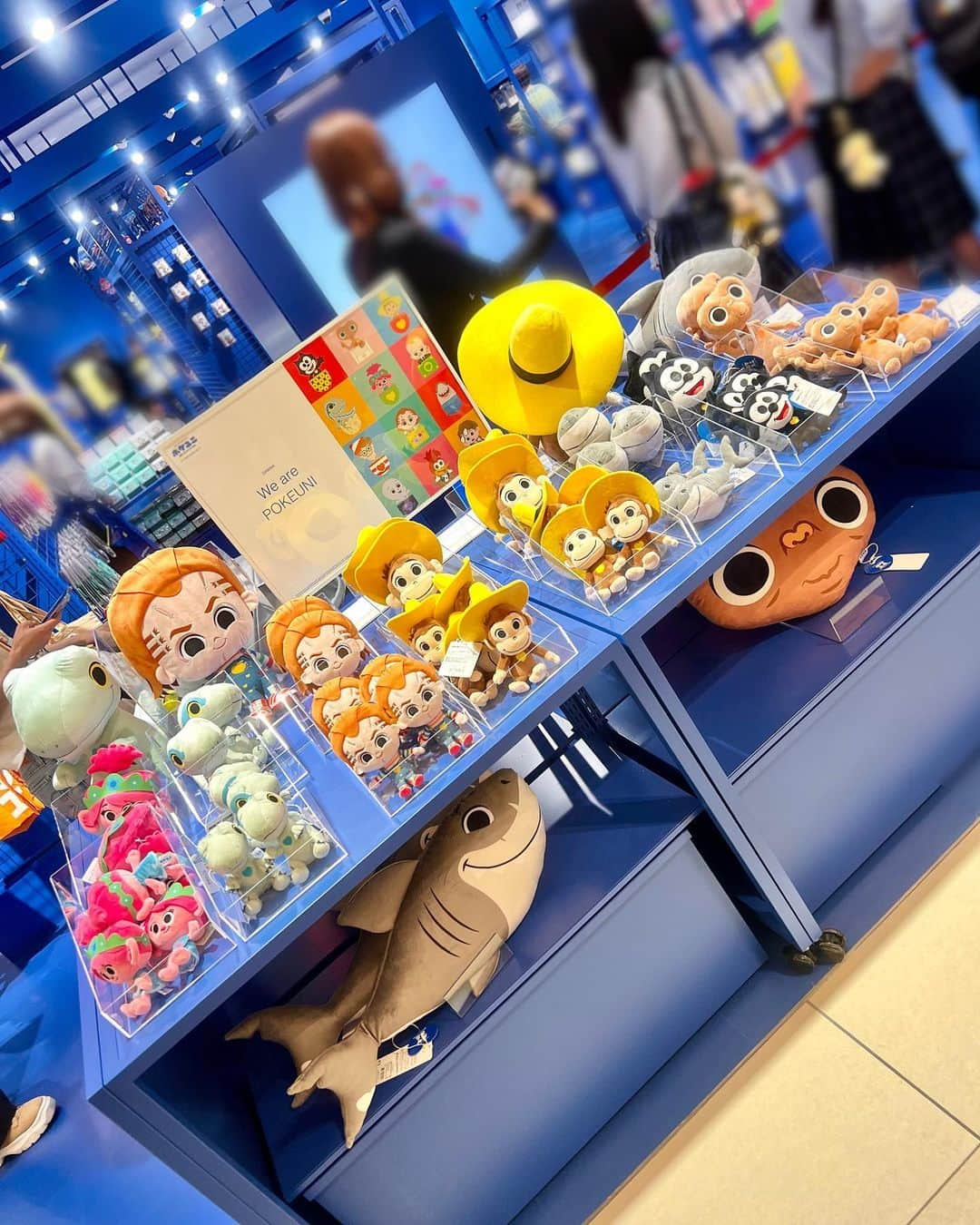 ののさんのインスタグラム写真 - (ののInstagram)「ポケユニ あべのキューズモール店4/21 OPEN⭐️ お揃いのハートマークを付けたポケットサイズのユニバーサルキャラクターが“ユニ友”として大集合♡ 私はおさるのジョージを選んで鞄に付けてみたよ🐵  大きなサイズのぬいぐるみやユニバーサルキャラクターの可愛いグッズやお菓子もあって見てるだけでも楽しかった✨  4/21～4/23はキャラクター・グリーティングがあるよ 「ポケユニ」オリジナルデザインのマルカワガムのプレゼントも貰えてキャラクターと一緒に写真撮影もできちゃう📸✨  @pokeuni_official @pokeuni_store #ポケユニ#ポケットユニバーサル#ユニバーサル#ポケユニアベノ#ポケキャラコーデ#トゥギャる#あべのキューズモール#天王寺#大阪#大阪観光#大阪旅行#おさるのジョージ#おさるのジョージ部#おさるのジョージグッズ#ジュラシックパーク#ジョーズ#ポピー#フェミニンコーデ#ワンピース#ココディール#チャールズアンドキース#フィリックス#et#charlesnkeith#cocodeal#together247」4月21日 18時12分 - nonoko0309