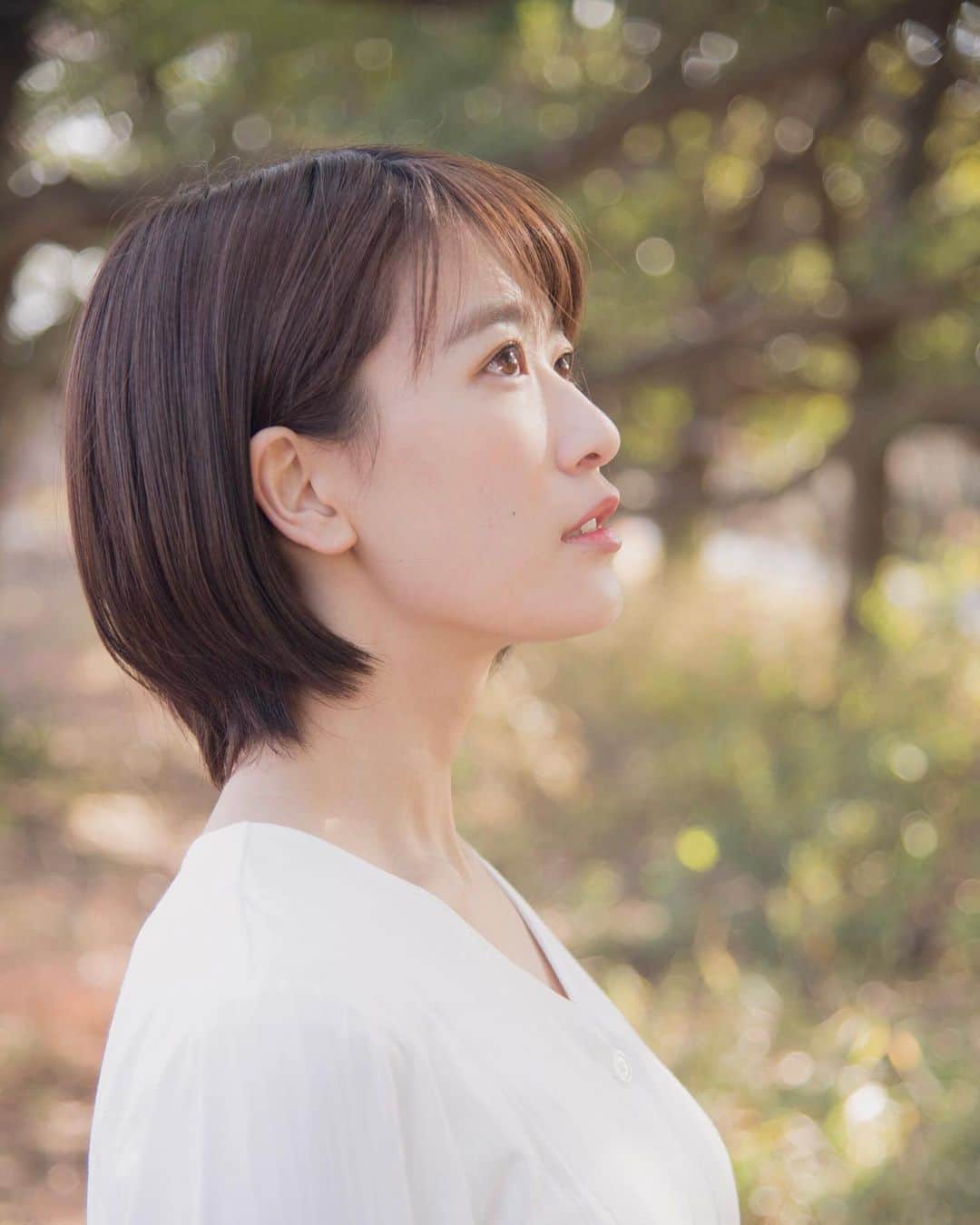 のインスタグラム：「懐かしい写真たち、つまり、載せられる写真が尽きました笑　こんばんは！ 今日は念願のハンバーガーを食べて、ゆったりとした1日を過ごしました、幸せ☺️🙈幸せの気分でコメントも返していくいく〜〜 また色んな雰囲気で作品撮りもしたいな こうみると、ショートでも色んなバリエーションがある事に気づきます  Hello 👋 Even though I’m busy, I feel happy and perfect everyday. Please wait a new freestyle football video 🙇‍♀️  #photo #photography #shoot #model #actor #actress #fashion #shorthair #japan #japanesegirl #ショートカット #ショートヘア #モデル #女優 #撮影 #作品撮り #写真 #日本」