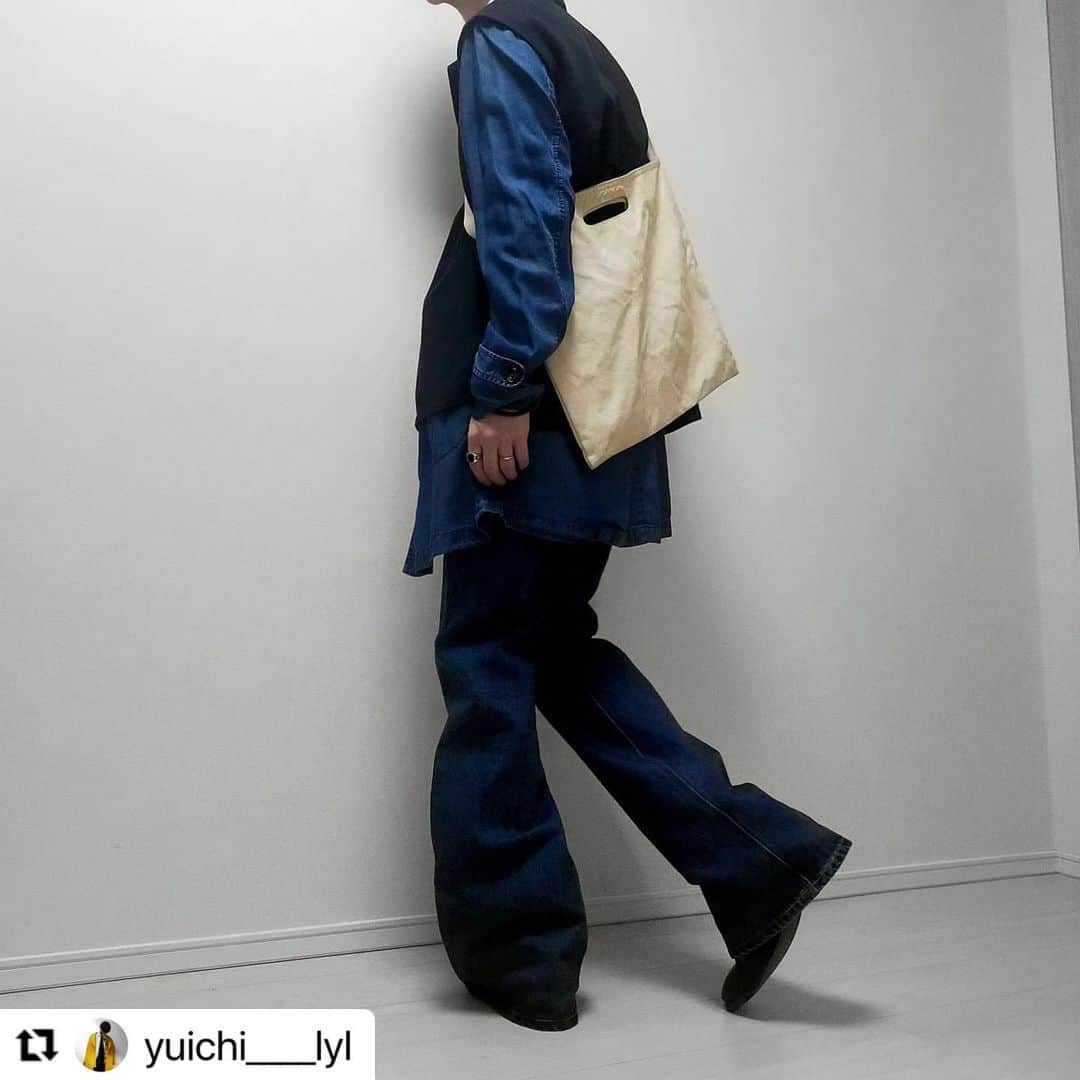 ジーンズメイトさんのインスタグラム写真 - (ジーンズメイトInstagram)「素敵にご紹介頂きました☺️ #Repost @yuichi____lyl with @use.repost ・・・ 𝑶𝒕𝒉𝒆𝒓 𝒐𝒖𝒕𝒇𝒊𝒕𝒔 他投稿はｺﾁﾗ ▶▶▶ @yuichi____lyl 　 ＿＿＿＿＿＿＿＿＿＿  ブルーグラデーションコーデ𓈒𓏸 　 　 @jeans_mate のLEE202 BELL BOTTOMのフレアパンツと同じ色味のシャツ、小物で合わせました🌊✎𓂃 　 　 太ももから膝にかけてスリムに、膝下から下にかけてフレア度合いが増していくシルエットで、脚を長くみせてくれる👖デザインなのでスタイルup効果が得られるので◎😉 　 　 青シャツ2枚と腰回りに青のネクタイを添えて、差別化、最後に黒ベストを重ねて色をしめました！ 　 　  　 最後のページにフォロワーさんの要望で小走りする動画も加えていますがそんなに深い意味はないです🙄 　 　　 ※スマホ📷品質の問題でページ毎に色味の差異が見られますが1枚目の青の濃い目のトーンが正となります🙆 　 　 　　 今回履いたフレアパンツのクーポンコード【JMS3D5J6】がでてます。また気になった人は公式アカウント  @jeans_mate フォローしてみてね！ 😌🙌  　 [クーポン概要]　 ・最低金額無の15％OFF ・税込3,900円以上で送料無料 ・期間2023年5月31日まで ・他のクーポンと併用不可 ・商品代金にのみ使用可 ・1人1回のみ使用可能 　 　 　 .＿＿＿＿＿＿＿＿＿＿＿．　 　　　 ▫shirts（long） ▶ @senseofplace_snap ▫shirts（short） ▶ @uniqlo_jp ▫inner ▶ @uniqlo_jp ▫pants ▶ @jeans_mate ▫vest ▶ @grshimamura ▫shoes ▶ @alfredobannister_official .＿＿＿＿＿＿＿＿＿＿＿． 　 　 　 　 　 　 　　 　　　  　 #ジーンズメイト #jeansmate #남성패션 #한국패션 #春コーデ  #春服コーデ #モードコーデ #大人モード  #大人モードカジュアル #フレアパンツ #フレアパンツコーデ #ワイドパンツ #モード #モードコーデ #綺麗めコーデ #きれいめコーデ #デニムパンツコーデ #ブルーデニム #ワイドデニム #ヒールブーツ #ショルダーバッグ #韓国コーデ #レイヤード #レイヤードファッション #韓国くん #drapetokyo」4月21日 18時14分 - jeans_mate